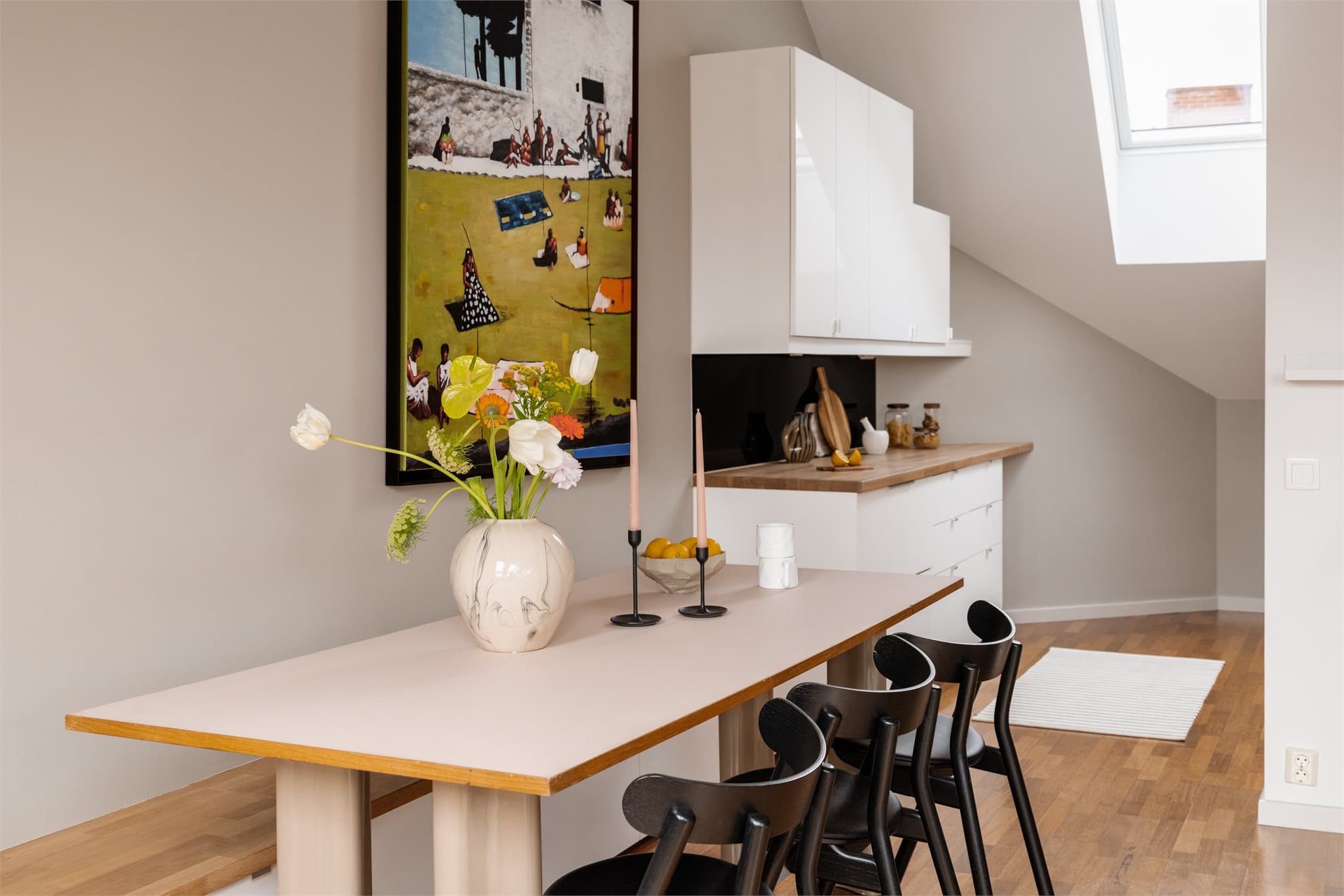 Kjøkkenet ligger noe skjermet fra stuen, samtidig som den åpne løsningen gir en luftig og sosial sammenheng mellom rommene.