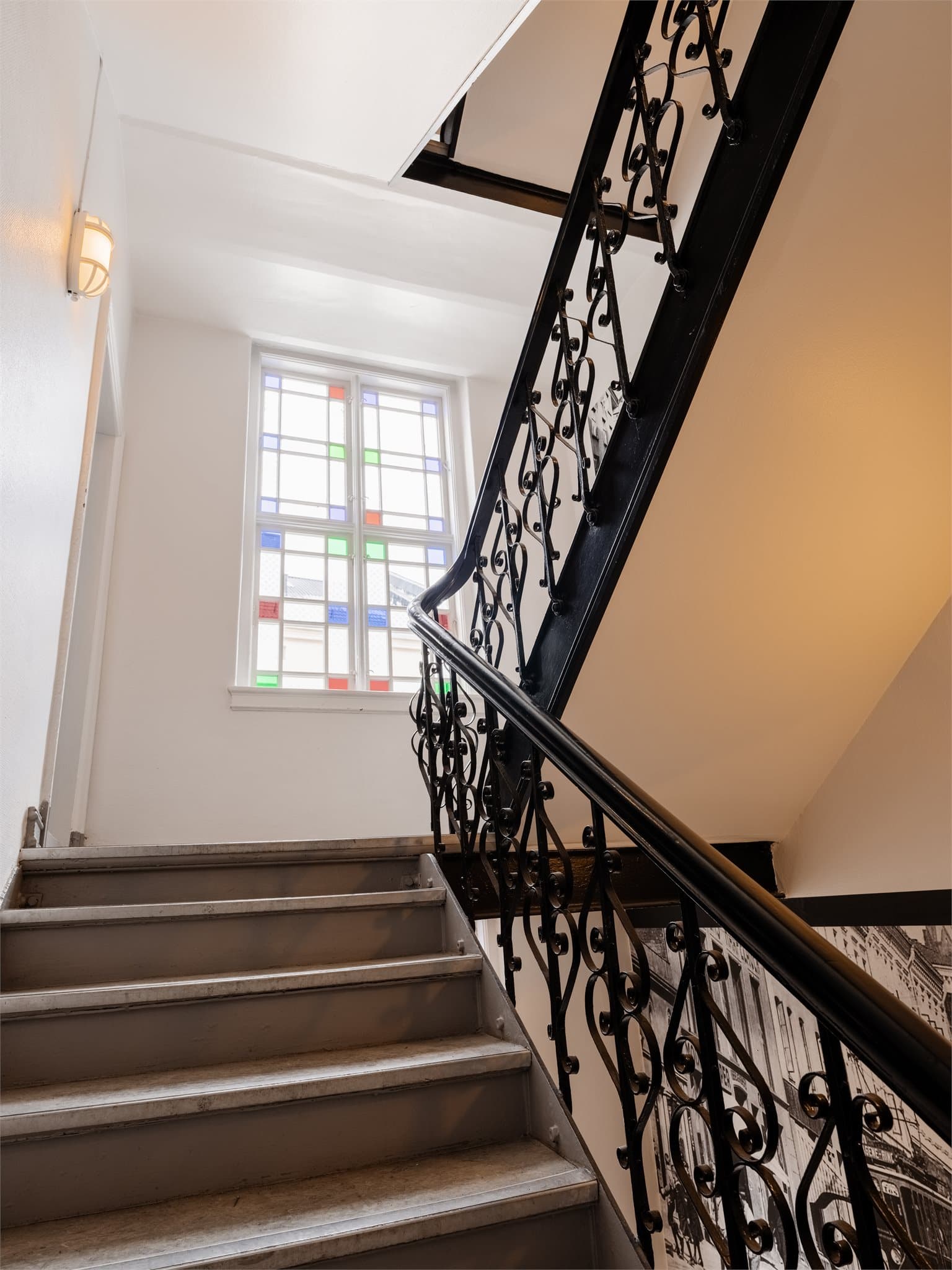 Leiligheten ligger i en flott bygård fra 1898.