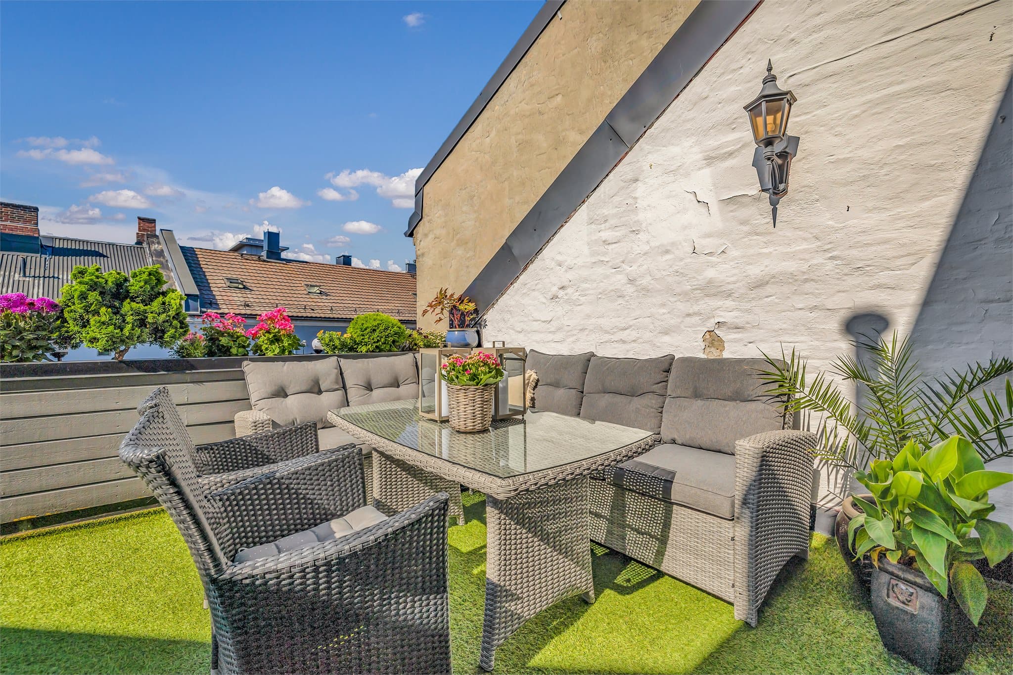 Solrik og innbydende med flotte soner for både morgenkaffe og sene sommerkvelder.