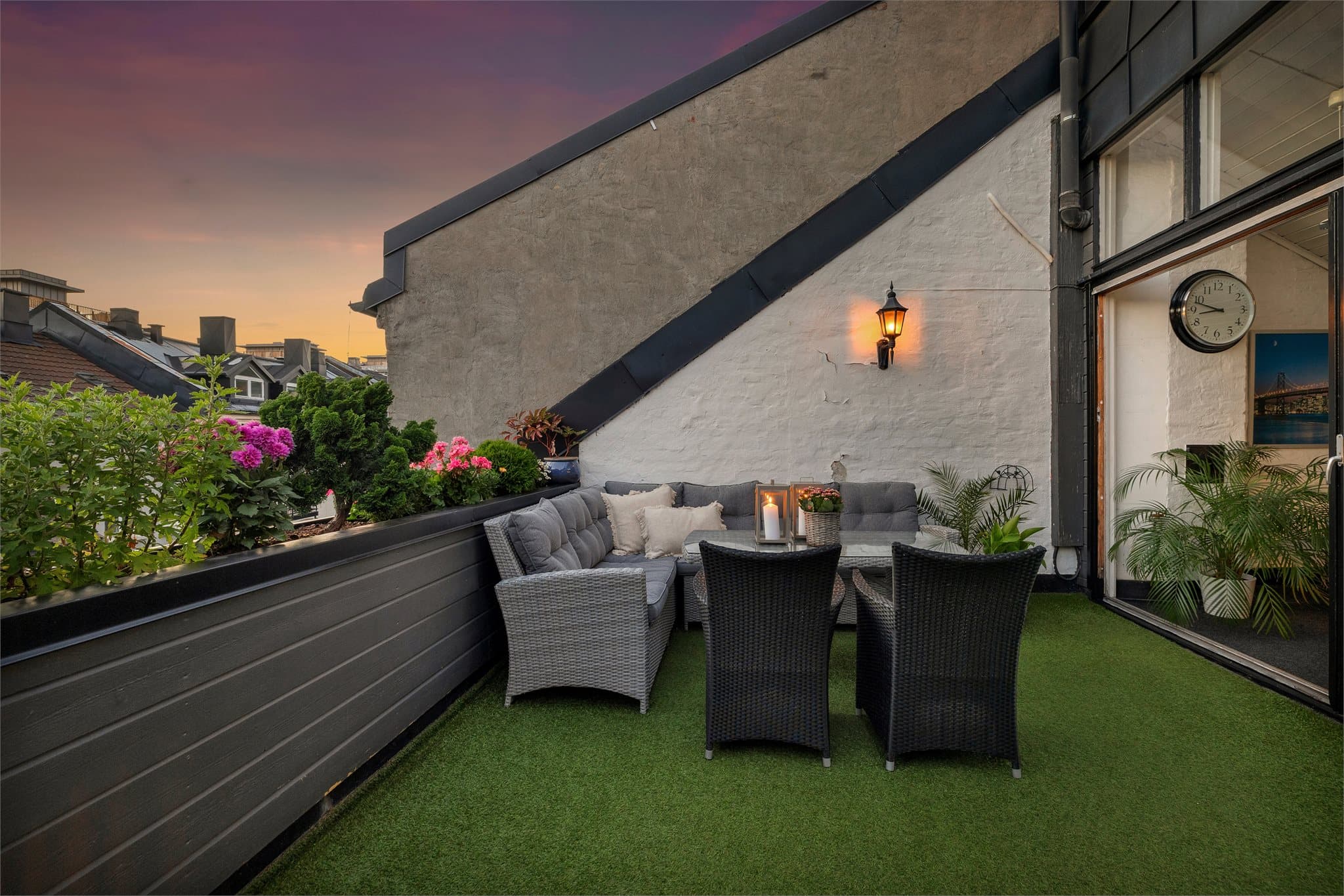 Sosial sittegruppe på taket – perfekt for lange sommerkvelder med venner og familie.