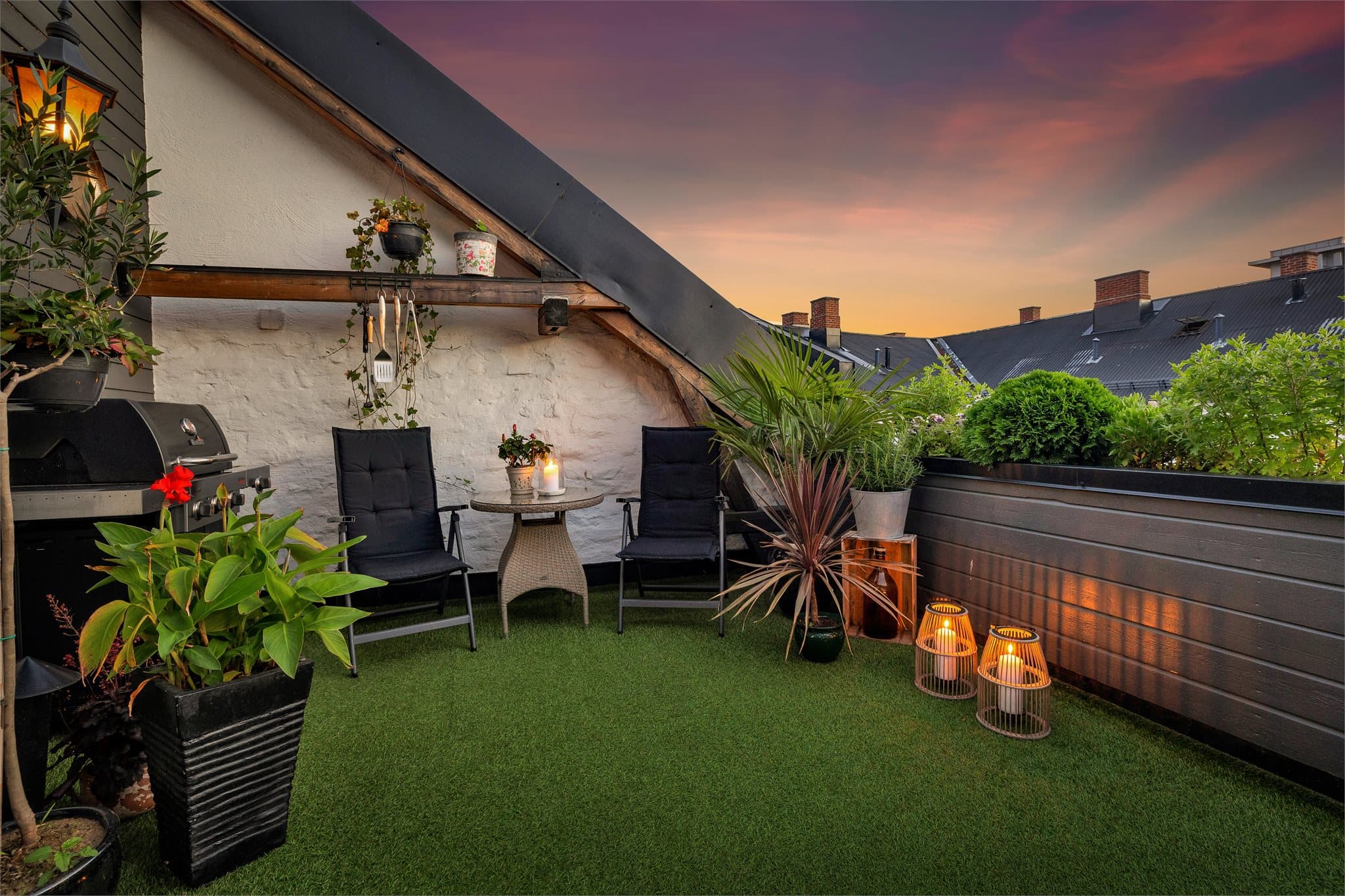 Skjermet og grønn takterrasse med lune soner for avslapning.