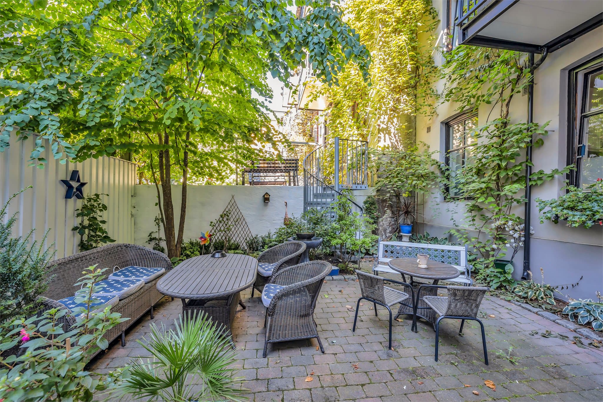 En frodig og skjermet oase midt i byen – perfekt for rolige stunder i hyggelige omgivelser.