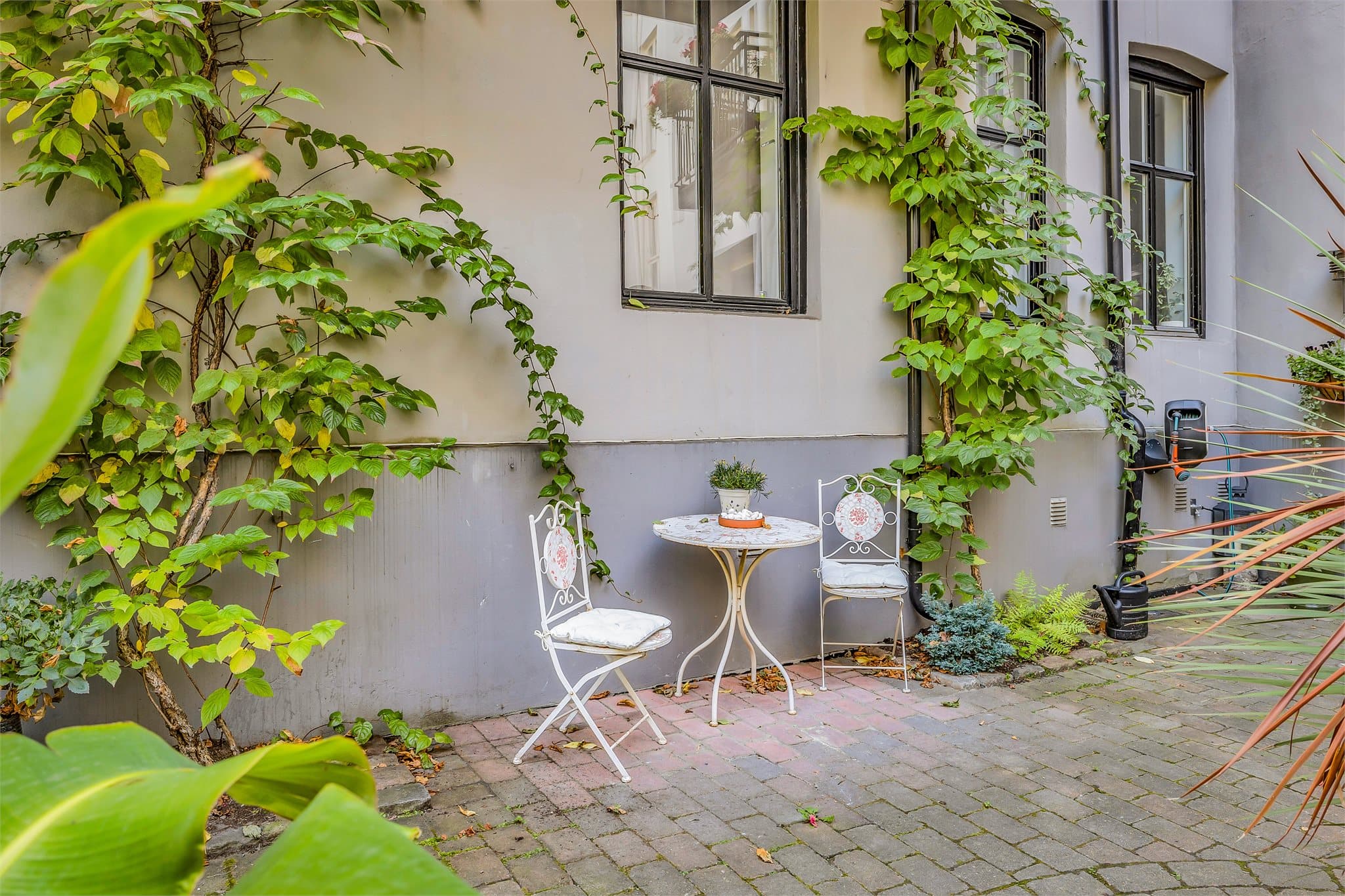 Flotte fellesområder utenfor døren.