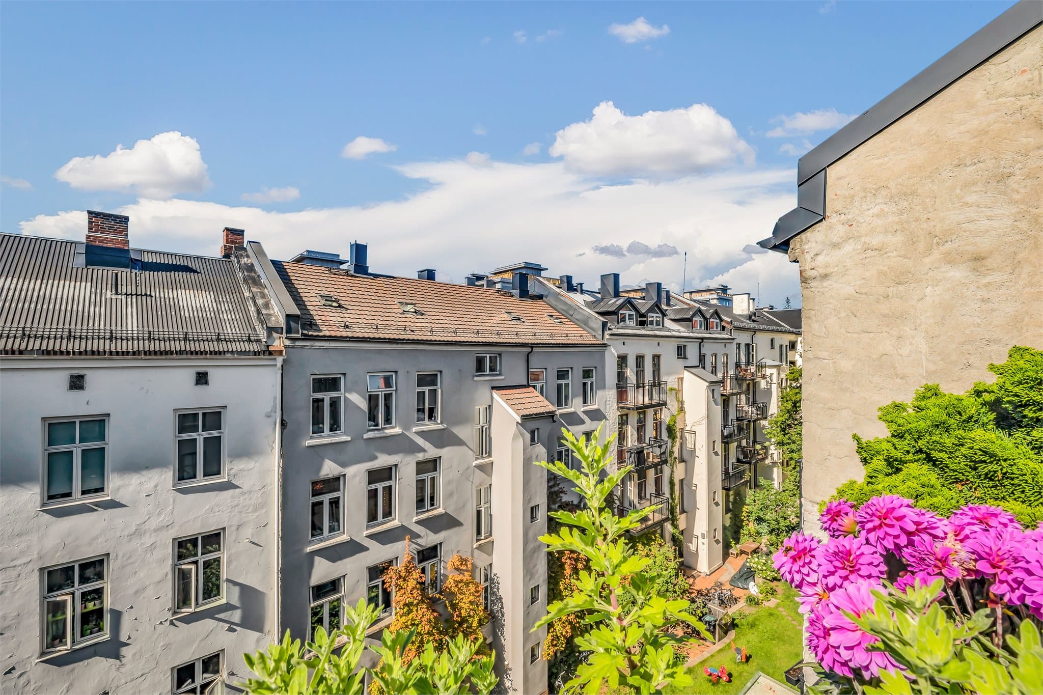 Her nyter du utsikt over sjarmerende bakgård og klassisk Grünerløkka-bebyggelse.