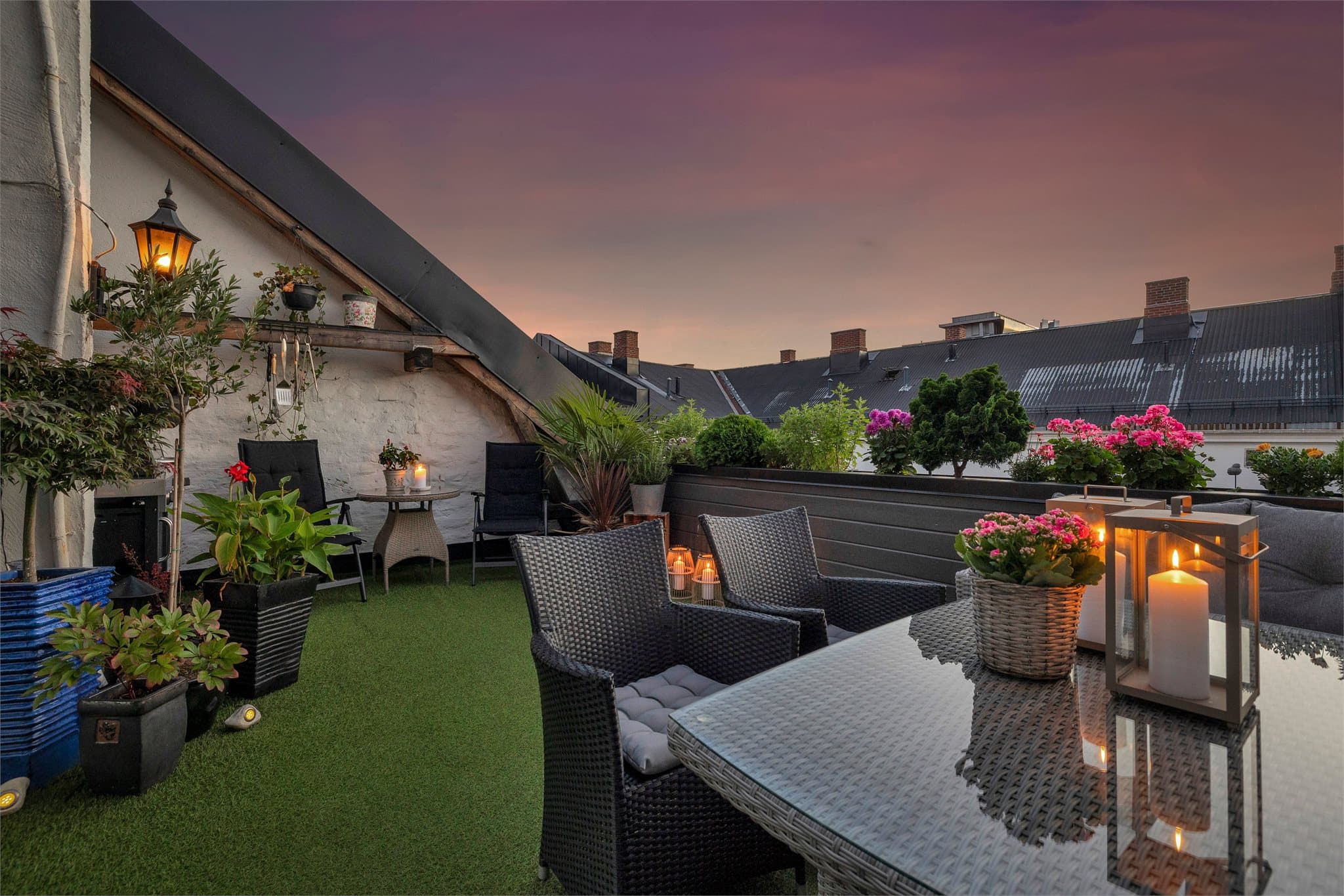 Stemningsfull felles takterrasse med god plass til både spisegruppe og hyggelige sommerkvelder.