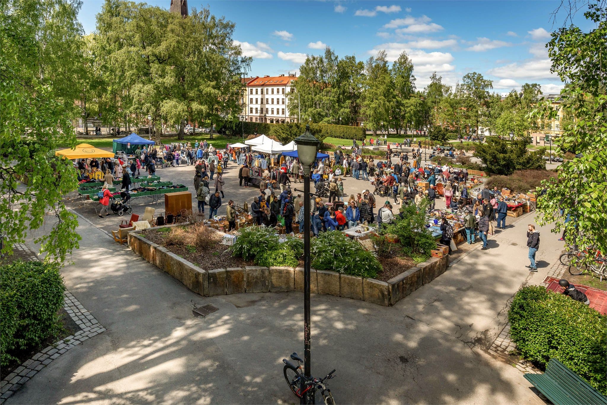 Yrende markedsliv på Birkelunden – et av Grünerløkkas mest populære samlingspunkter, kun få minutter fra leiligheten.