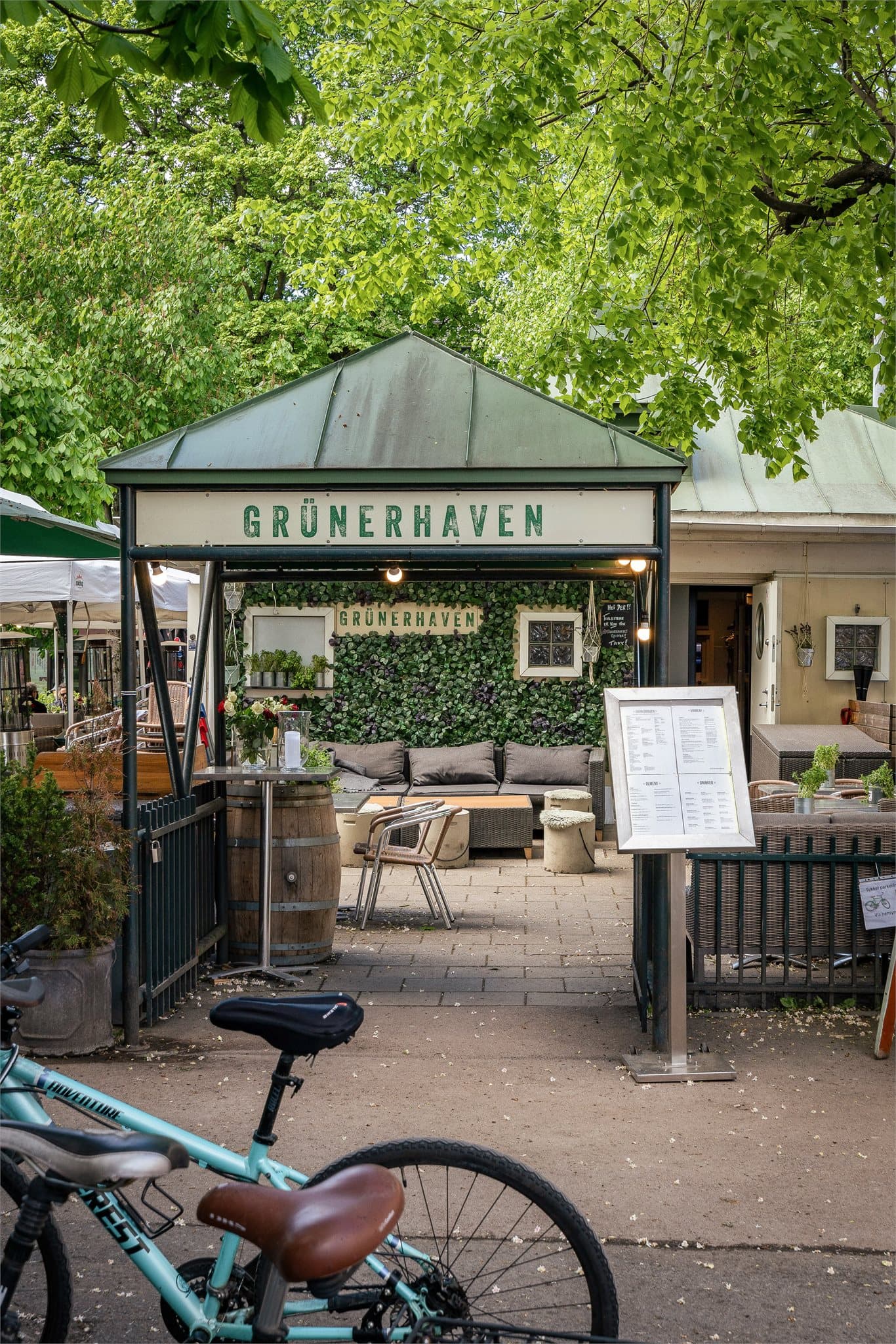 Den populære uterestauranten Grúnerhaven ligger like i nærheten.