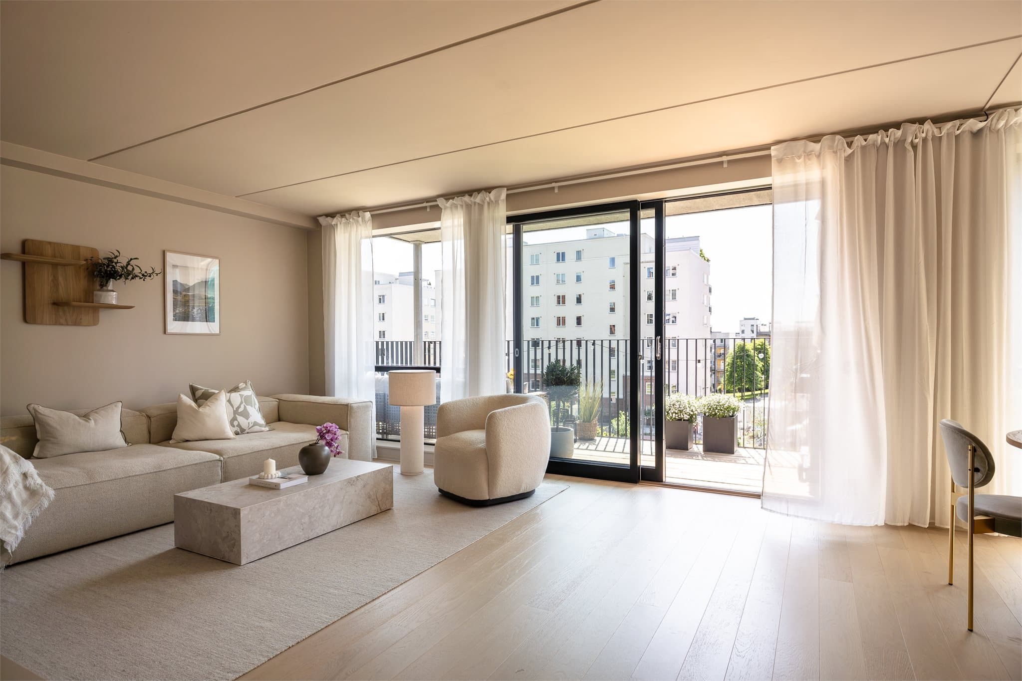 Stuen er lys med store vindusflater fra gulv til tak som slipper inn godt med naturlig lys.