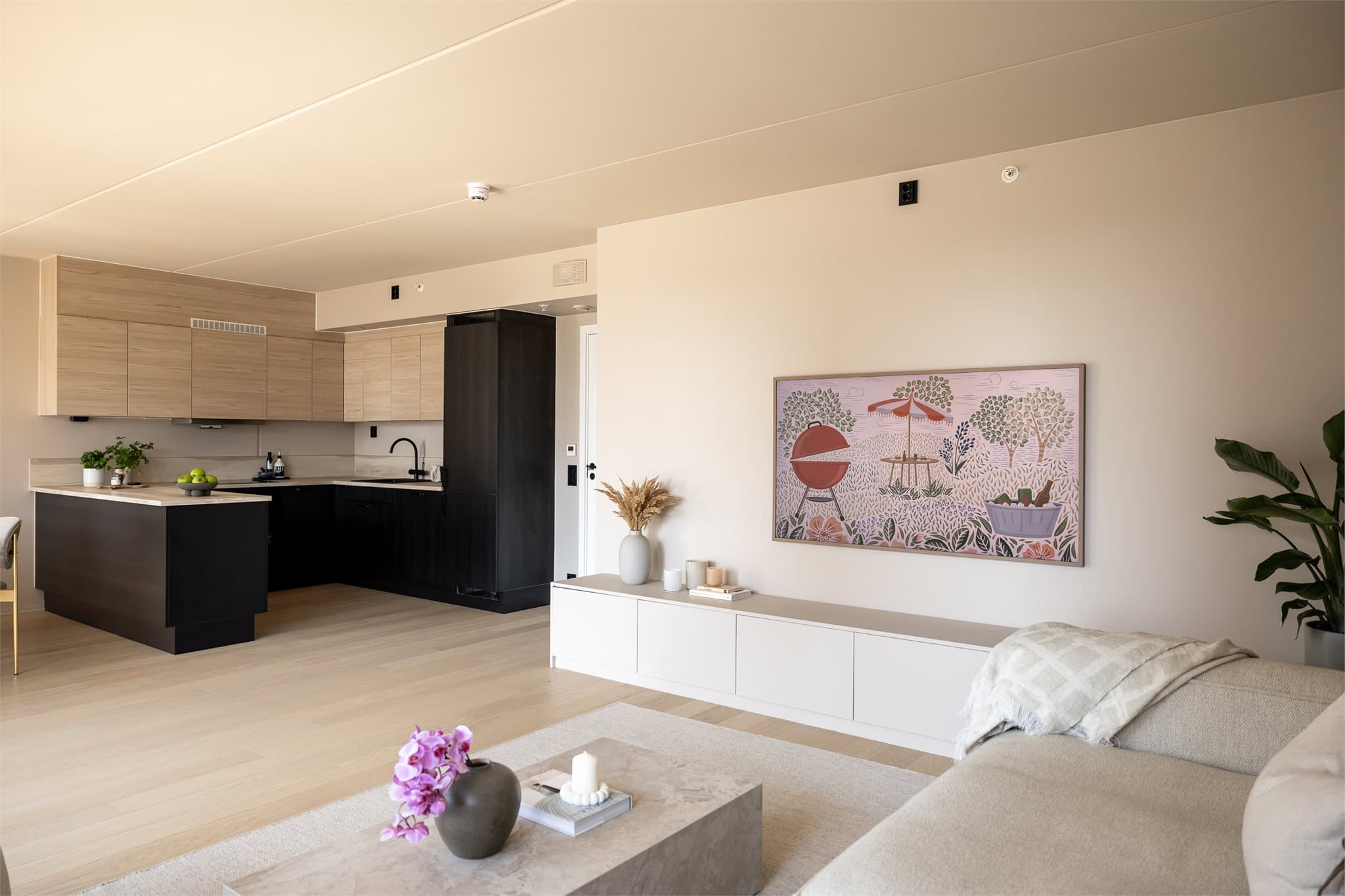 Hele leiligheten er malt i lyse, moderne farger som gjør det enkelt å innrede etter eget ønske.