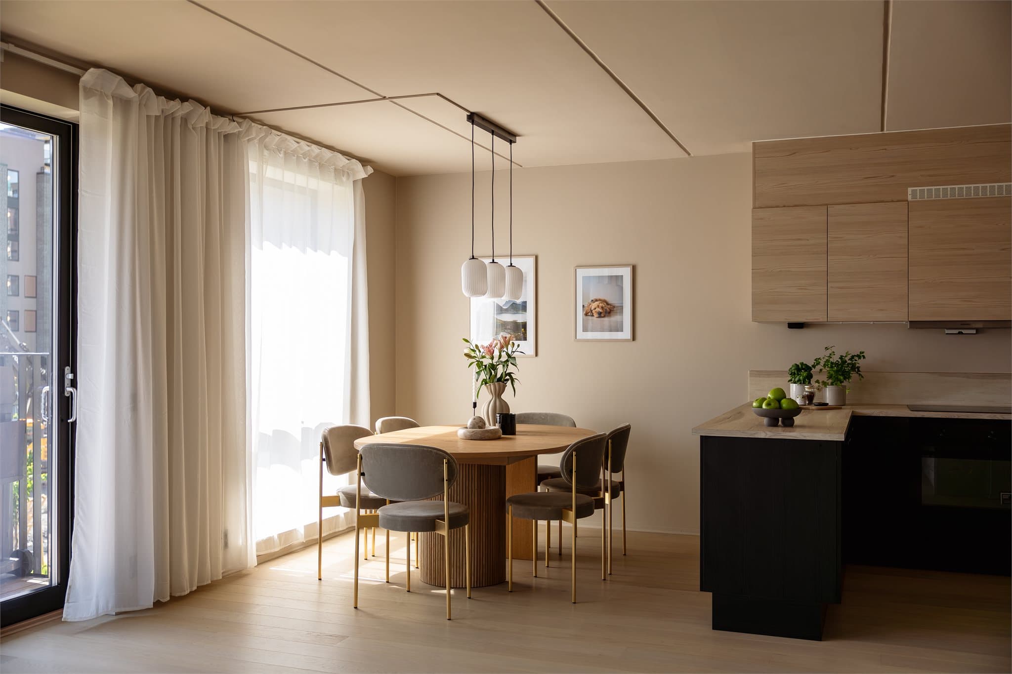 God plass til stort spisebord! Her kan du invitere venner og familie til hyggelige sammenkomster.