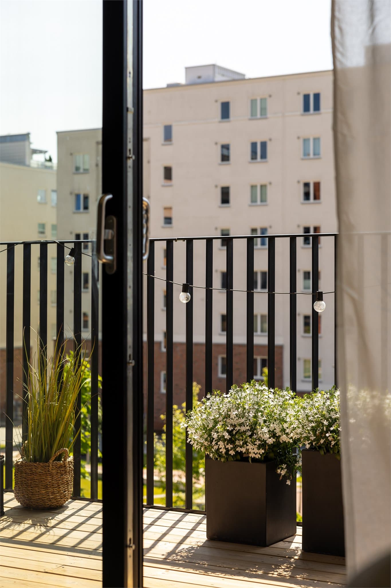 Fra stuen er det adkomst til romslig balkong med herlig utsyn.