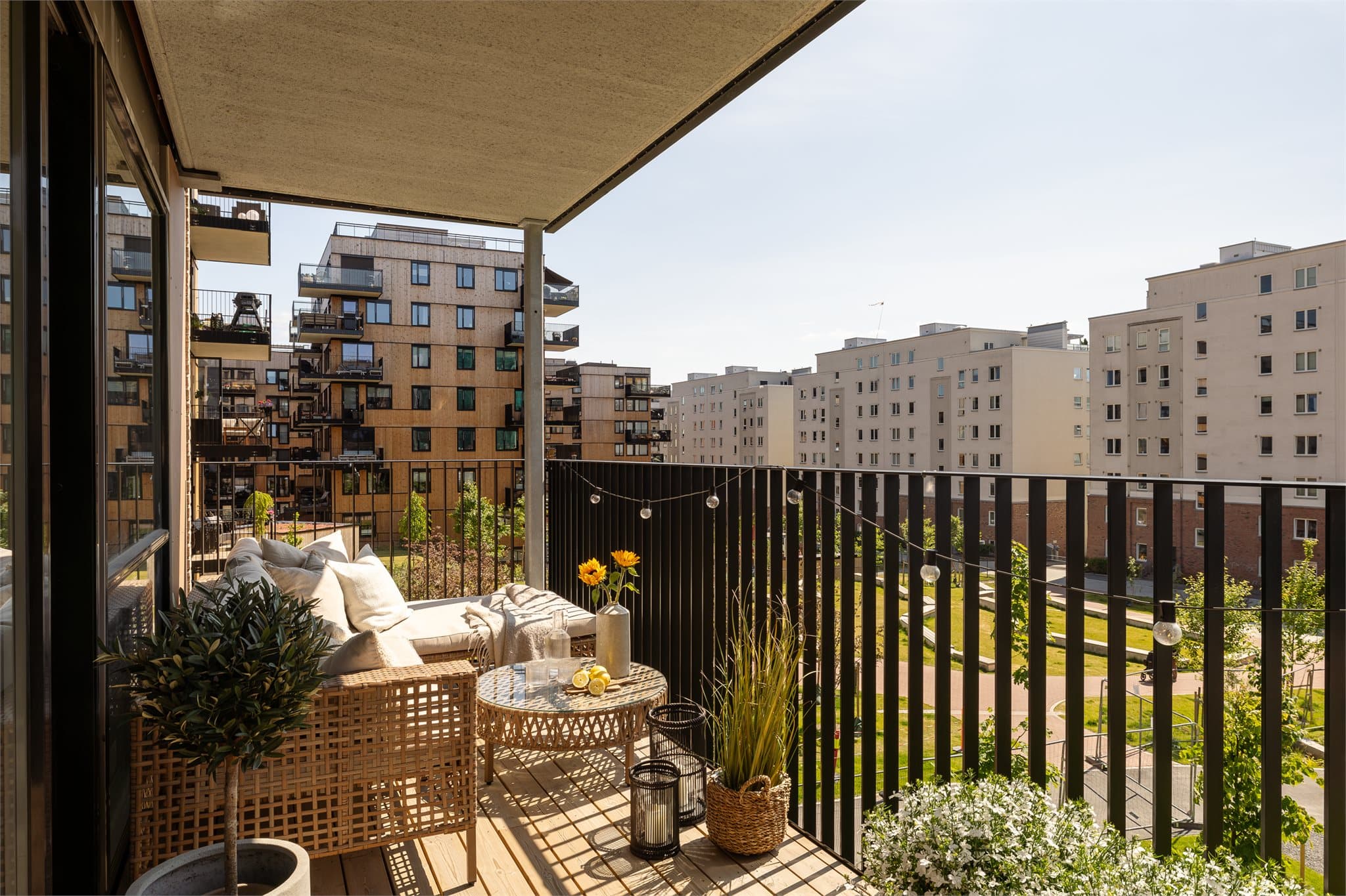 Balkongen har god plass til en hyggelig sittegruppe, beplantning og grill.