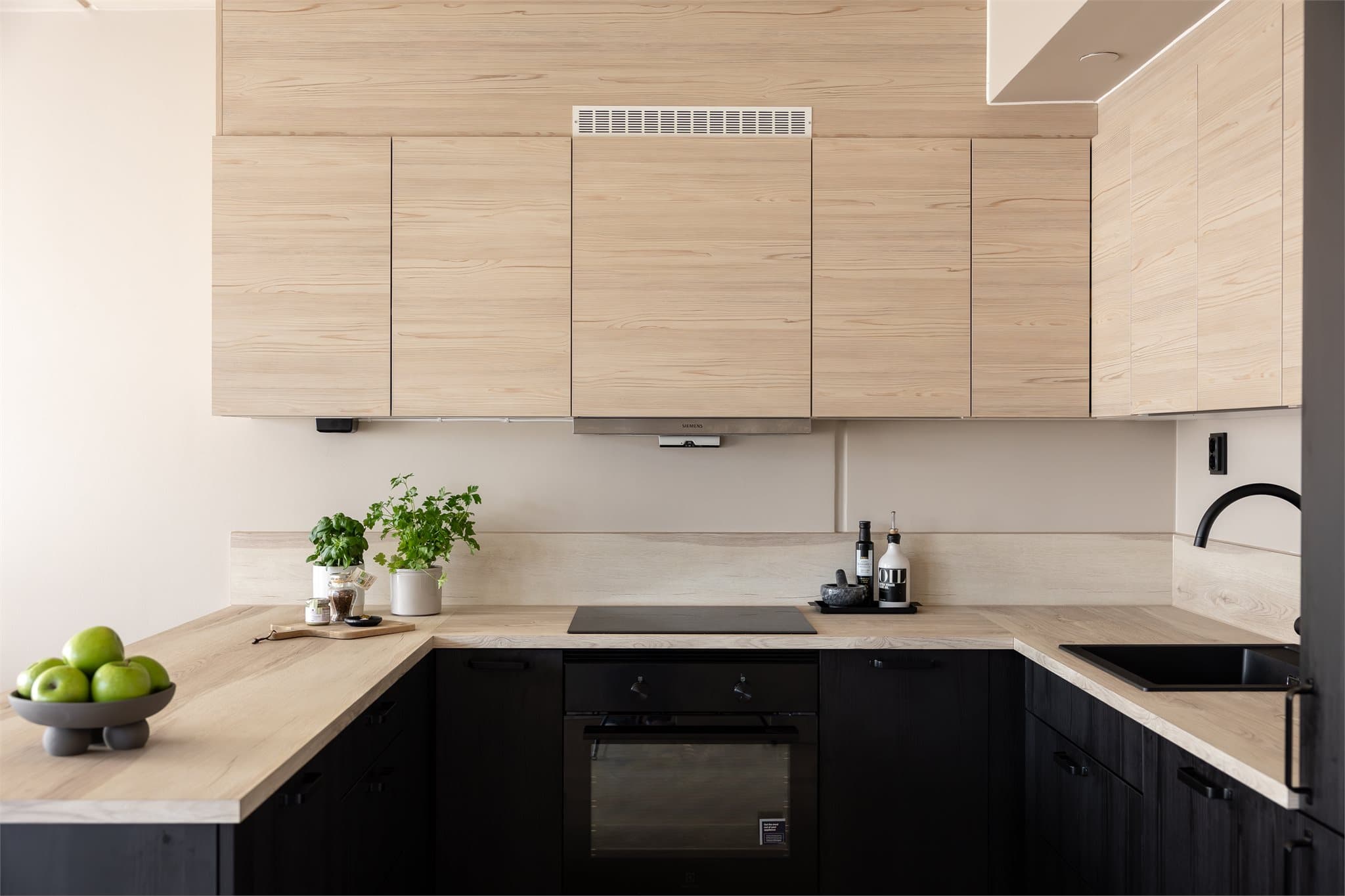 Moderne og stilren kjøkkeninnredning fra HTH med lekre sorte detaljer.