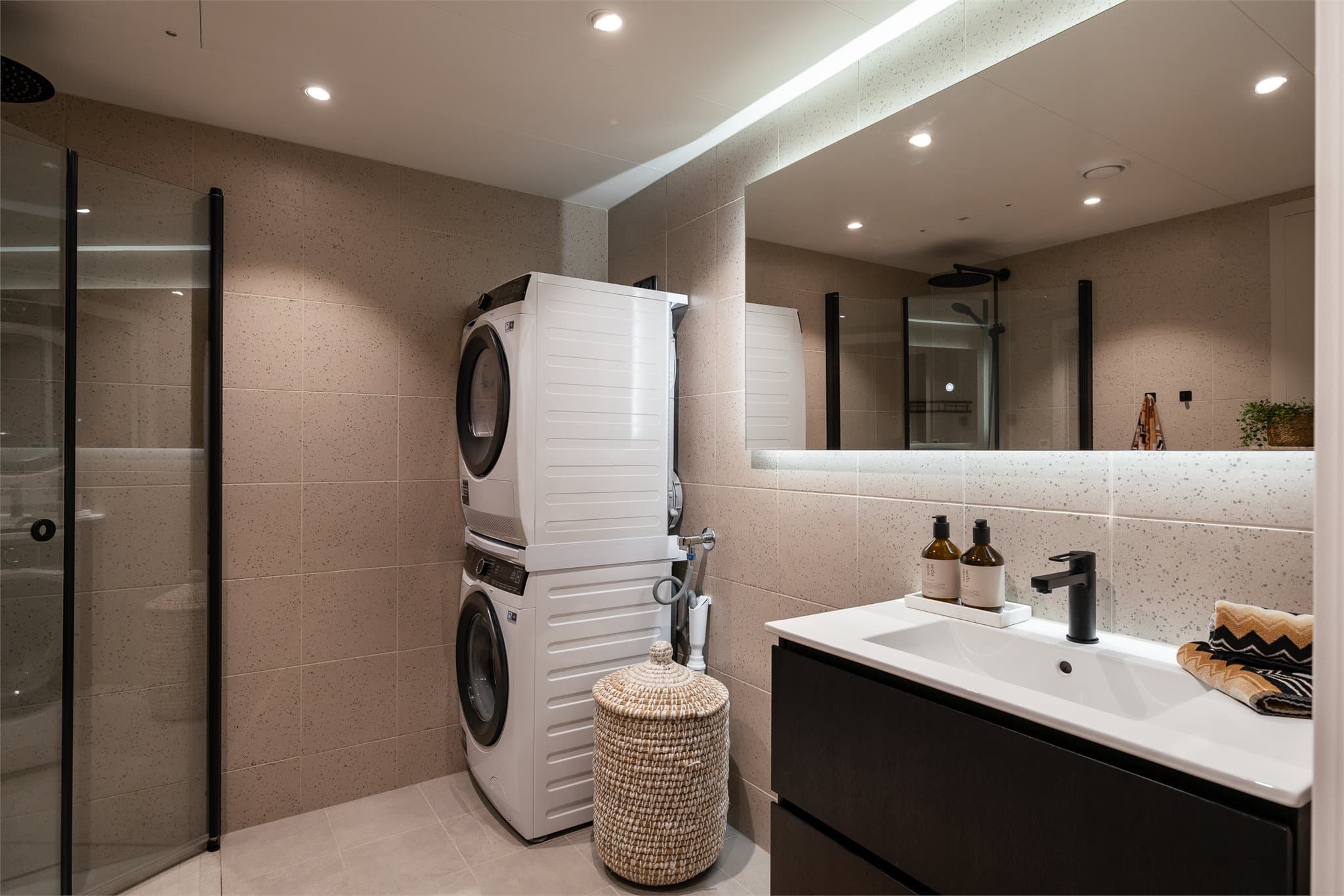 Smakfullt og flislagt bad som gir deg "spa-følelsen".