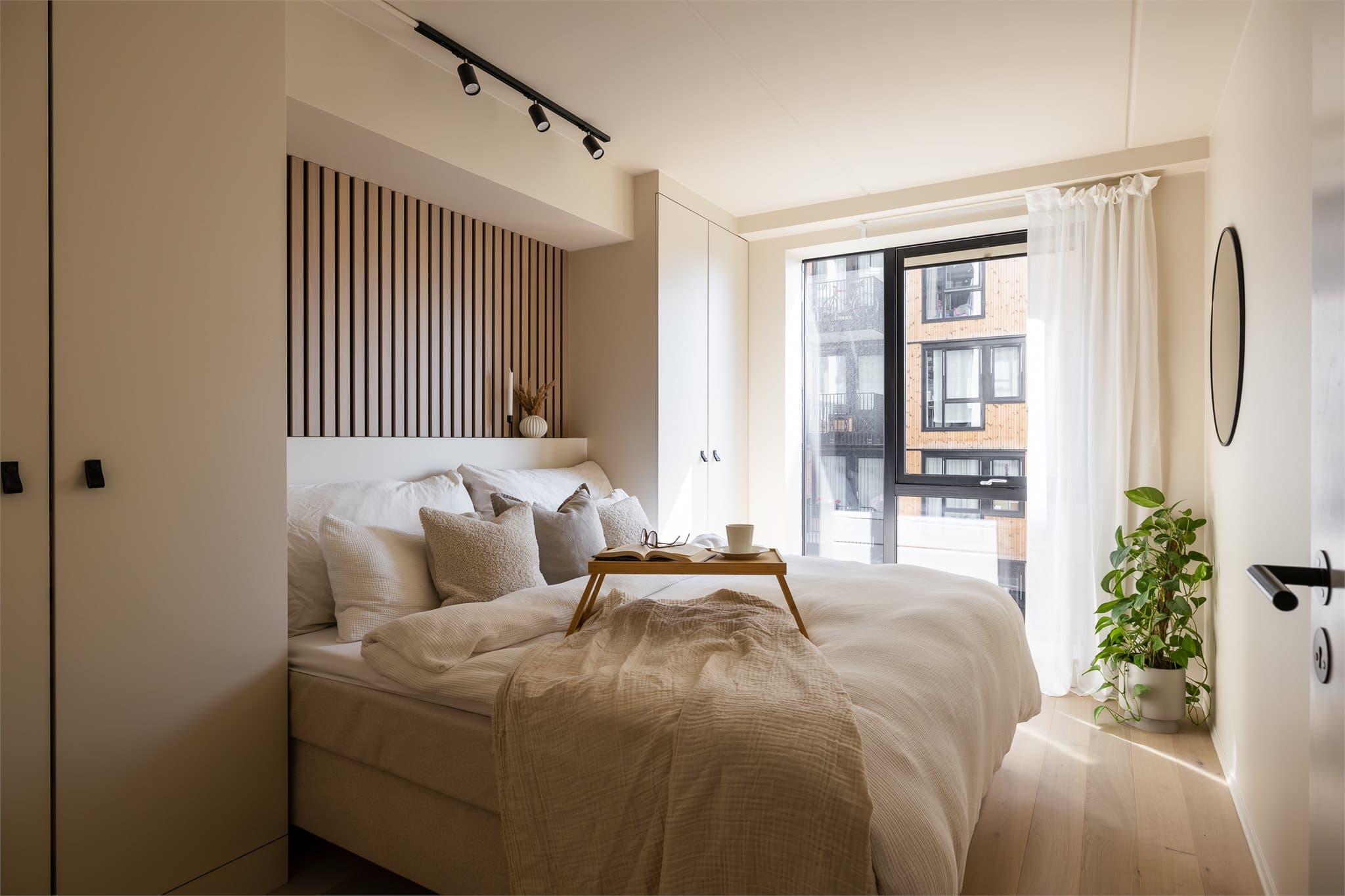 Hovedsoverom er malt i en nydelig dus farge, med god plass til dobbeltseng.