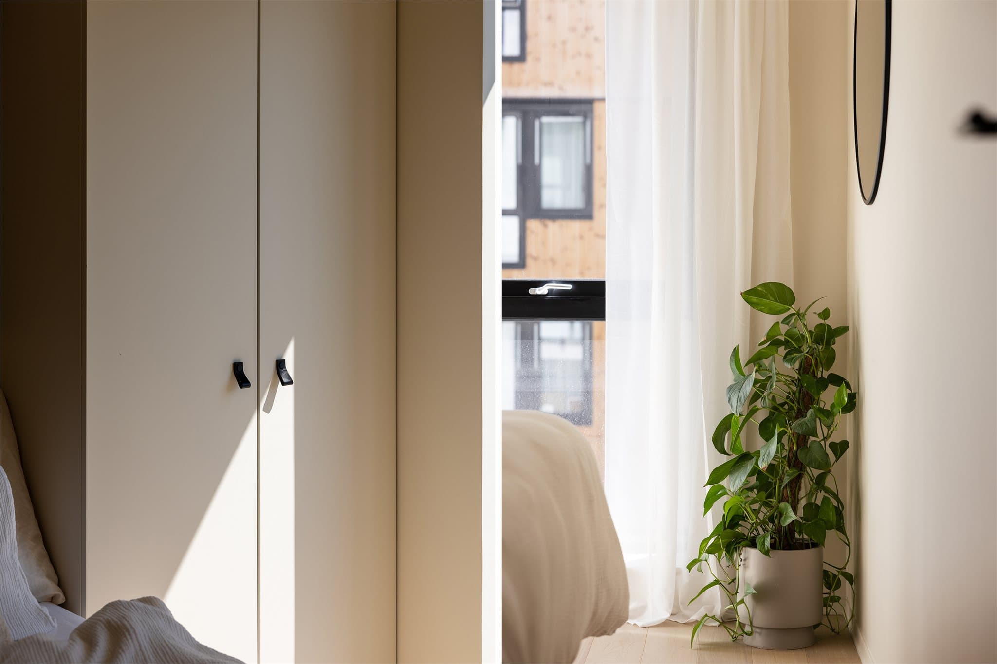 Garderobeskap på begge sider av rommet med god plass til klær og diverse.