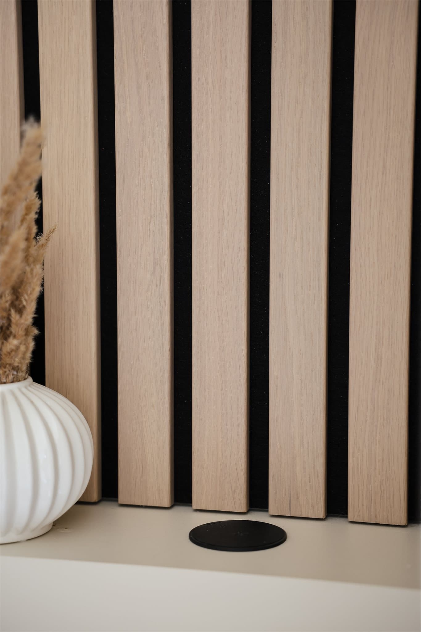 Det er spilevegger på den ene siden av rommet, som skaper et fint utrykk.