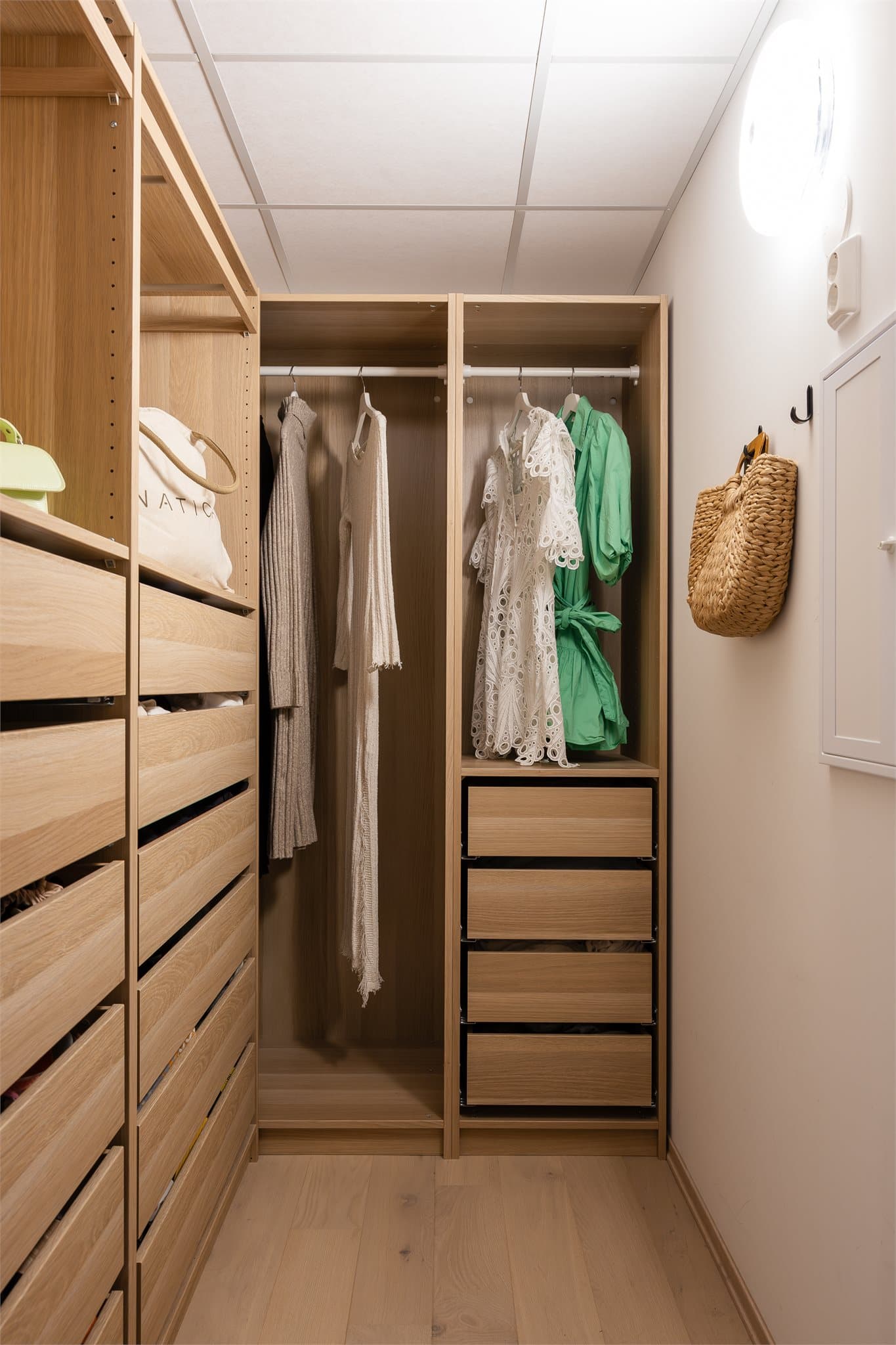 Innvendig bod/teknisk rom som benyttes som walk-in-closet.