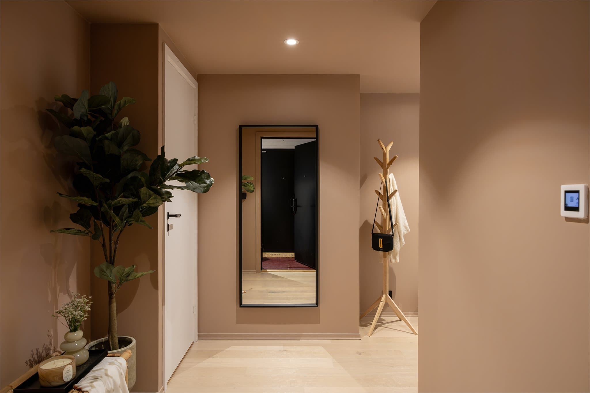 Innbydende entré malt i en delikat farge, med god plass til oppheng av tøy og oppbevaring av sko.