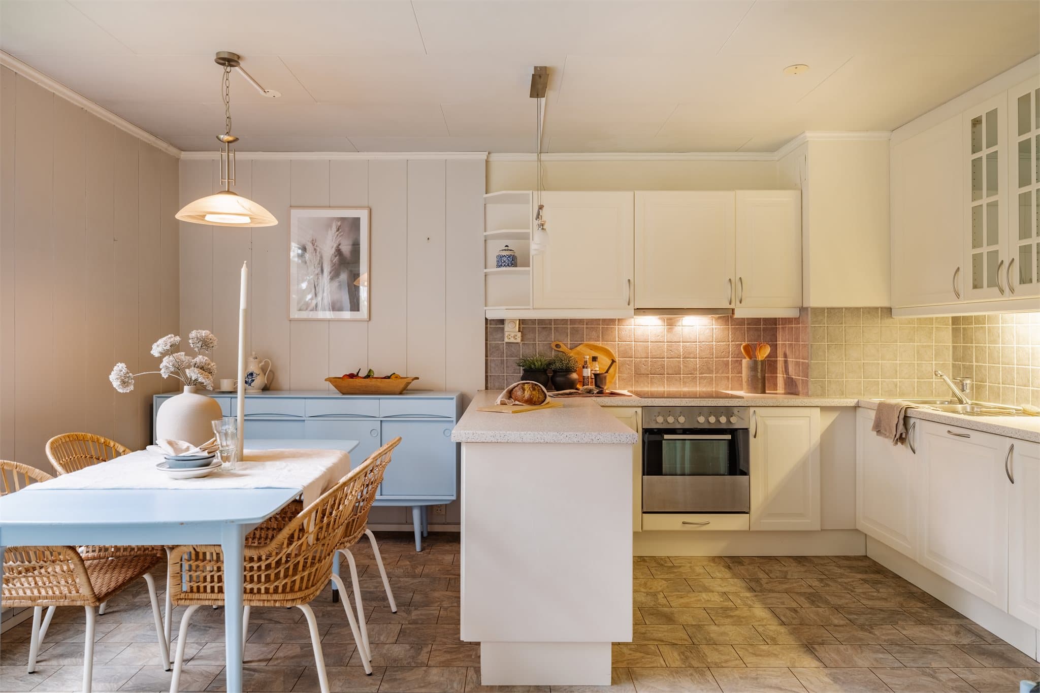 Kjøkken med hvit innredning fra IKEA, glatte fronter og spiseplass.