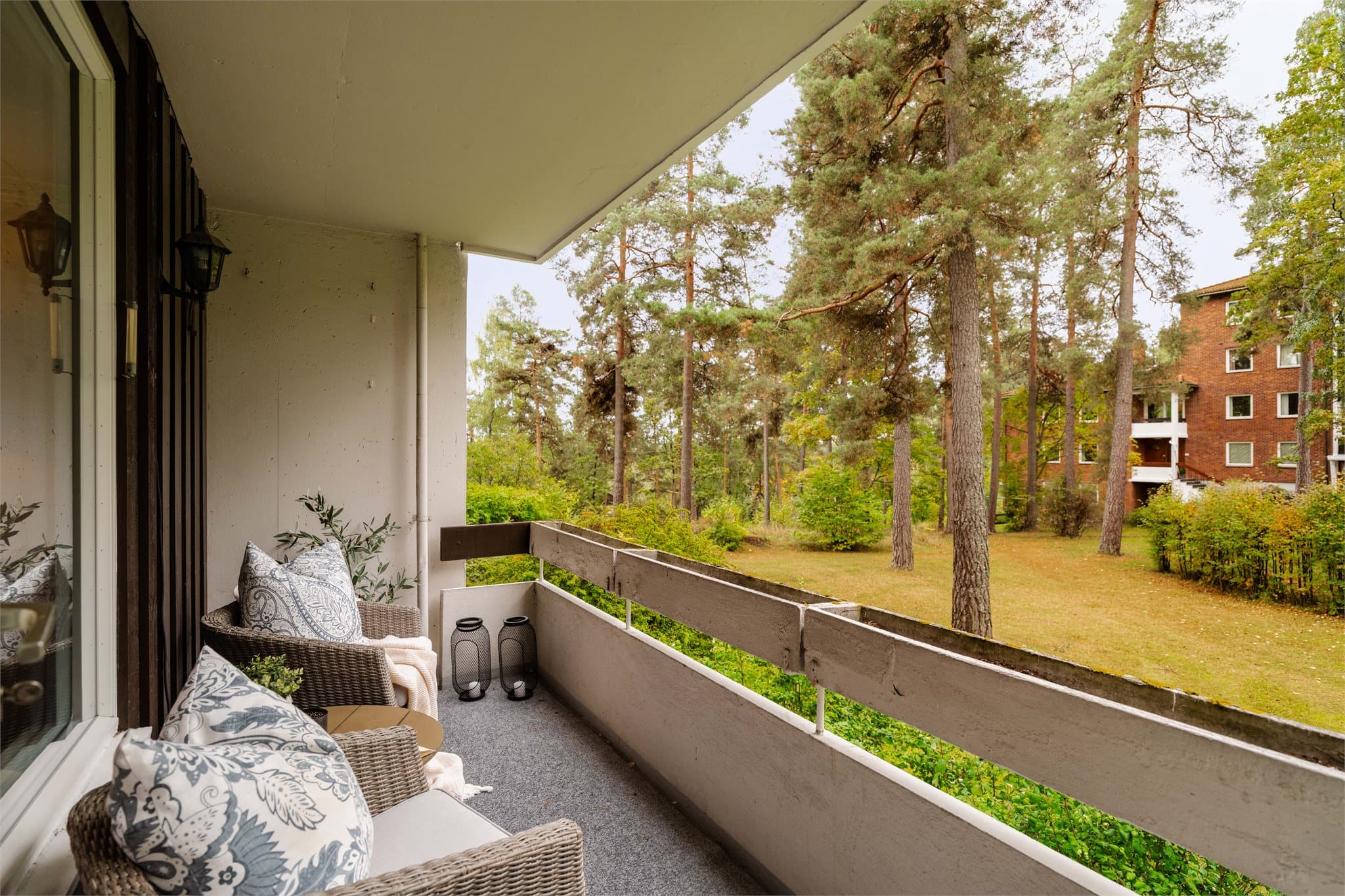 Fra kjøkkenet er det utgang til en ca. 6 m² balkong vendt mot grønne og frodige fellesarealer.