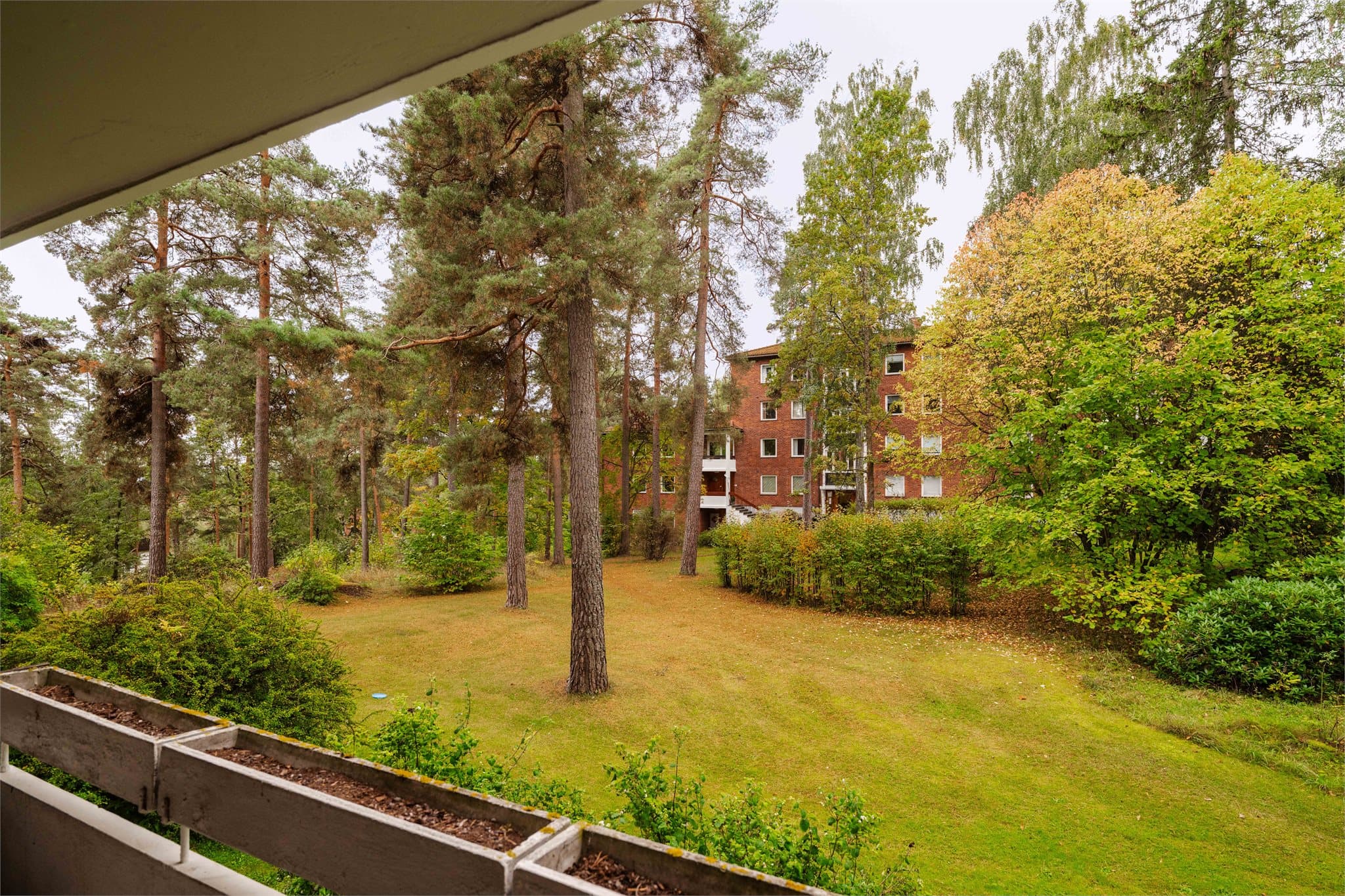 Balkongen har betongdekke og rekkverk i betong og mur, med god plass til beplantning og utemøblement.