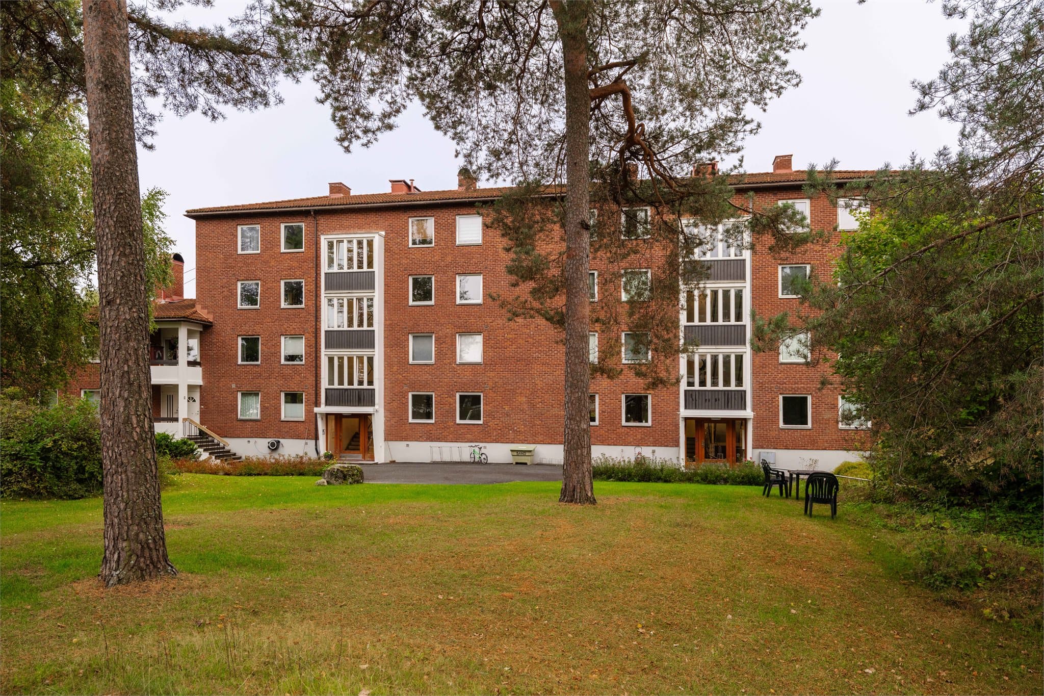 Klassisk teglsteinsfasade og velholdt adkomstparti til oppgangen.