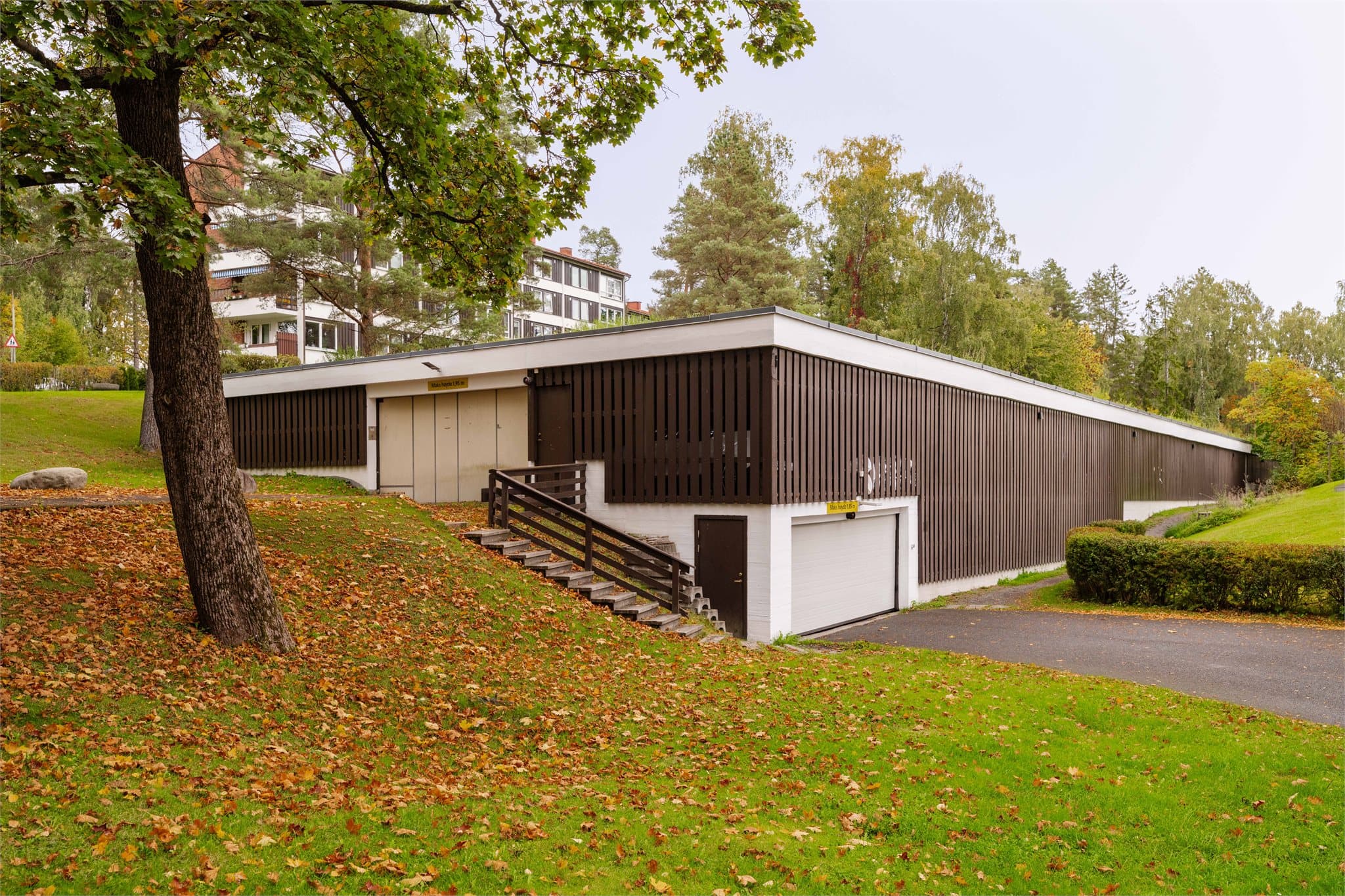 Leiligheten disponerer fast garasjeplass med elbillader i felles garasjeanlegg.