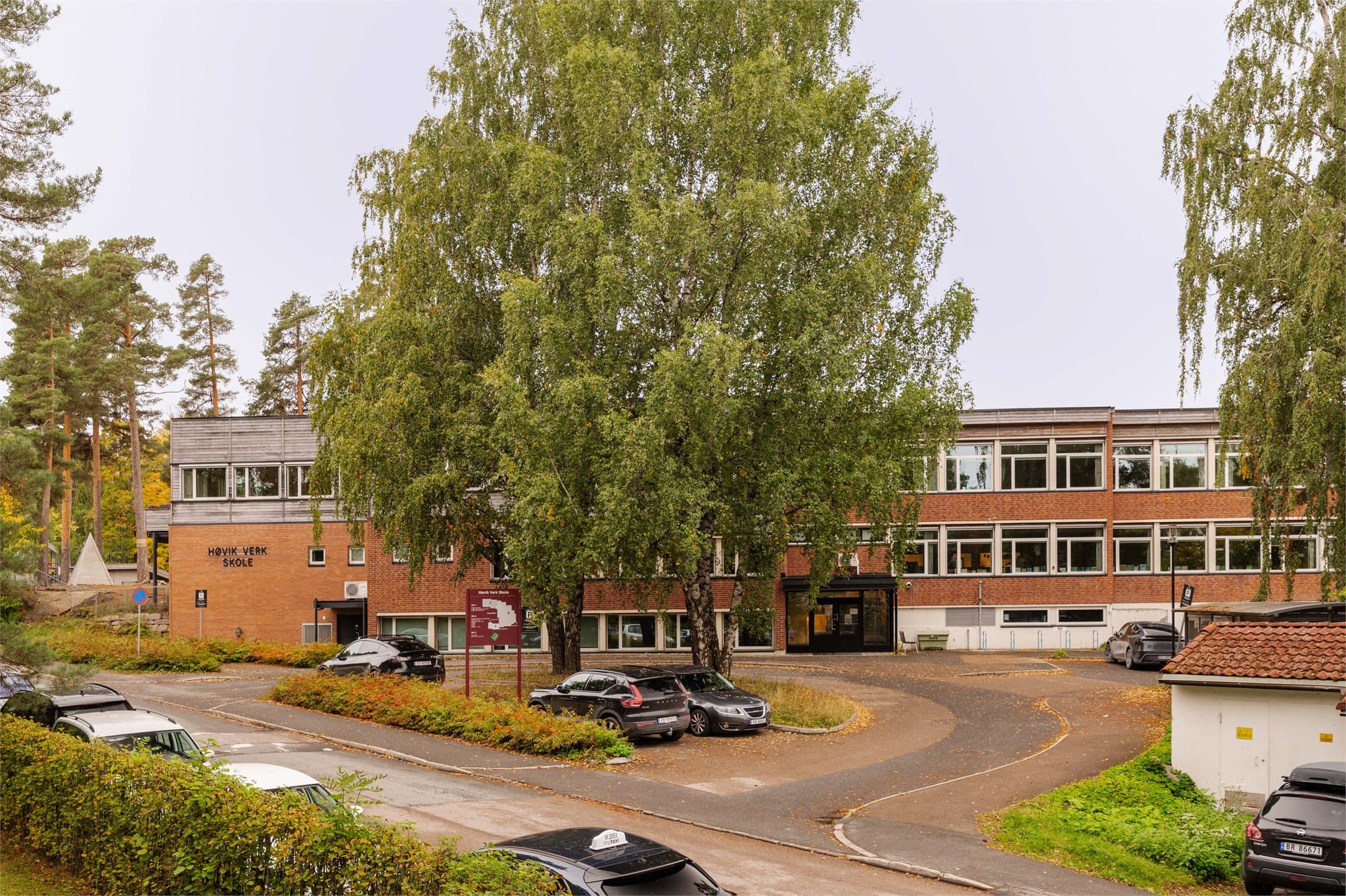 Høvik Verk skole ligger kun tre minutters gange unna.