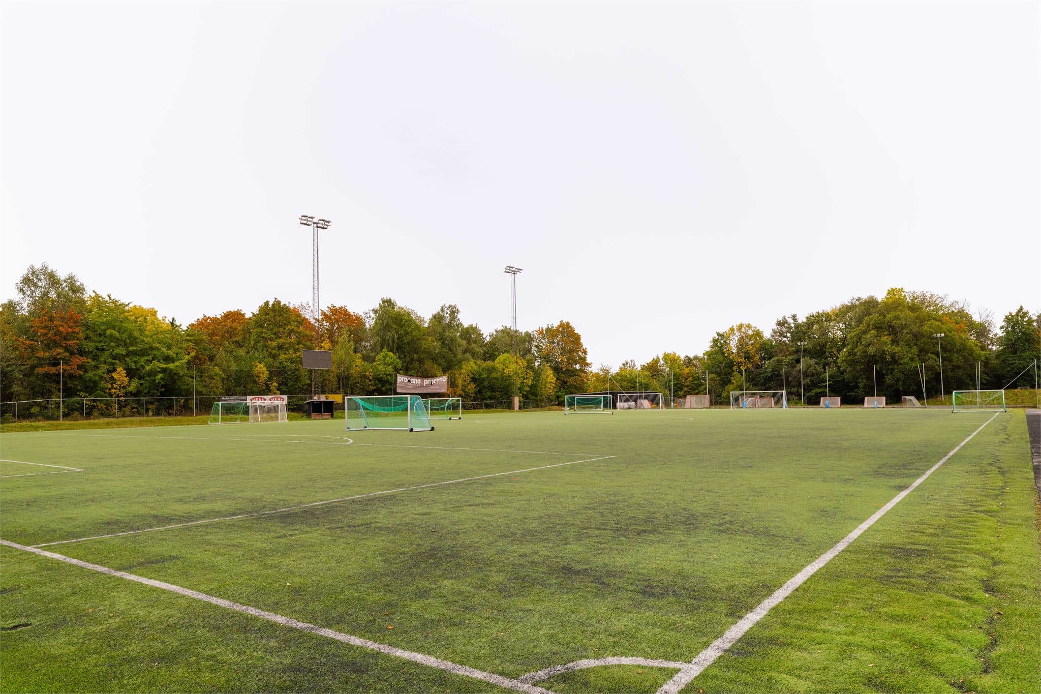 Høvikbanen har kunstgressbane som benyttes til fotball og islegges for bandy om vinteren.