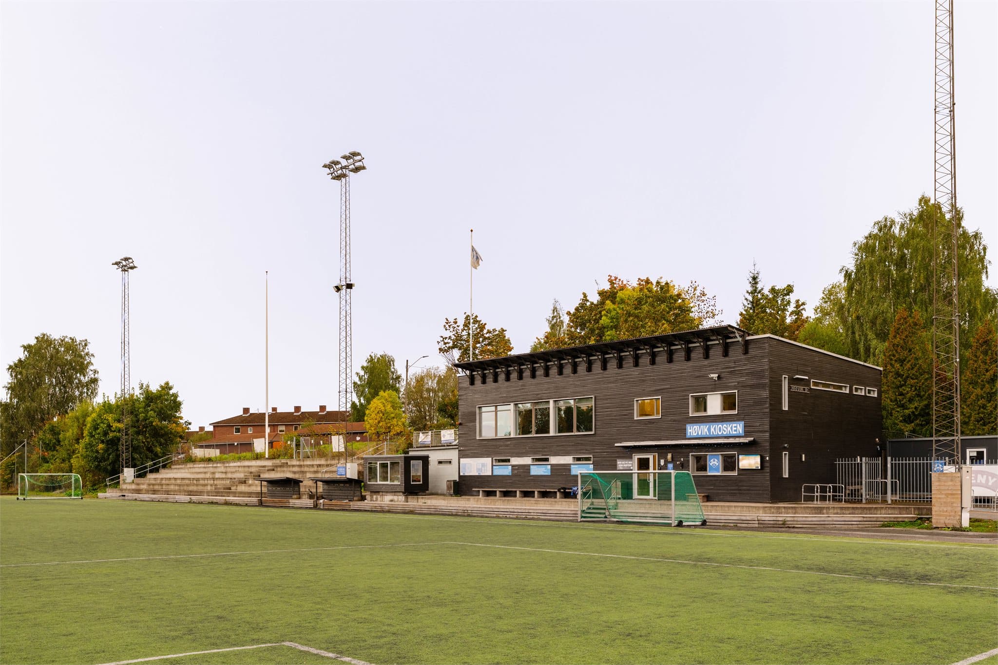 Klubbhus og kiosk ved idrettsanlegget på Høvik.