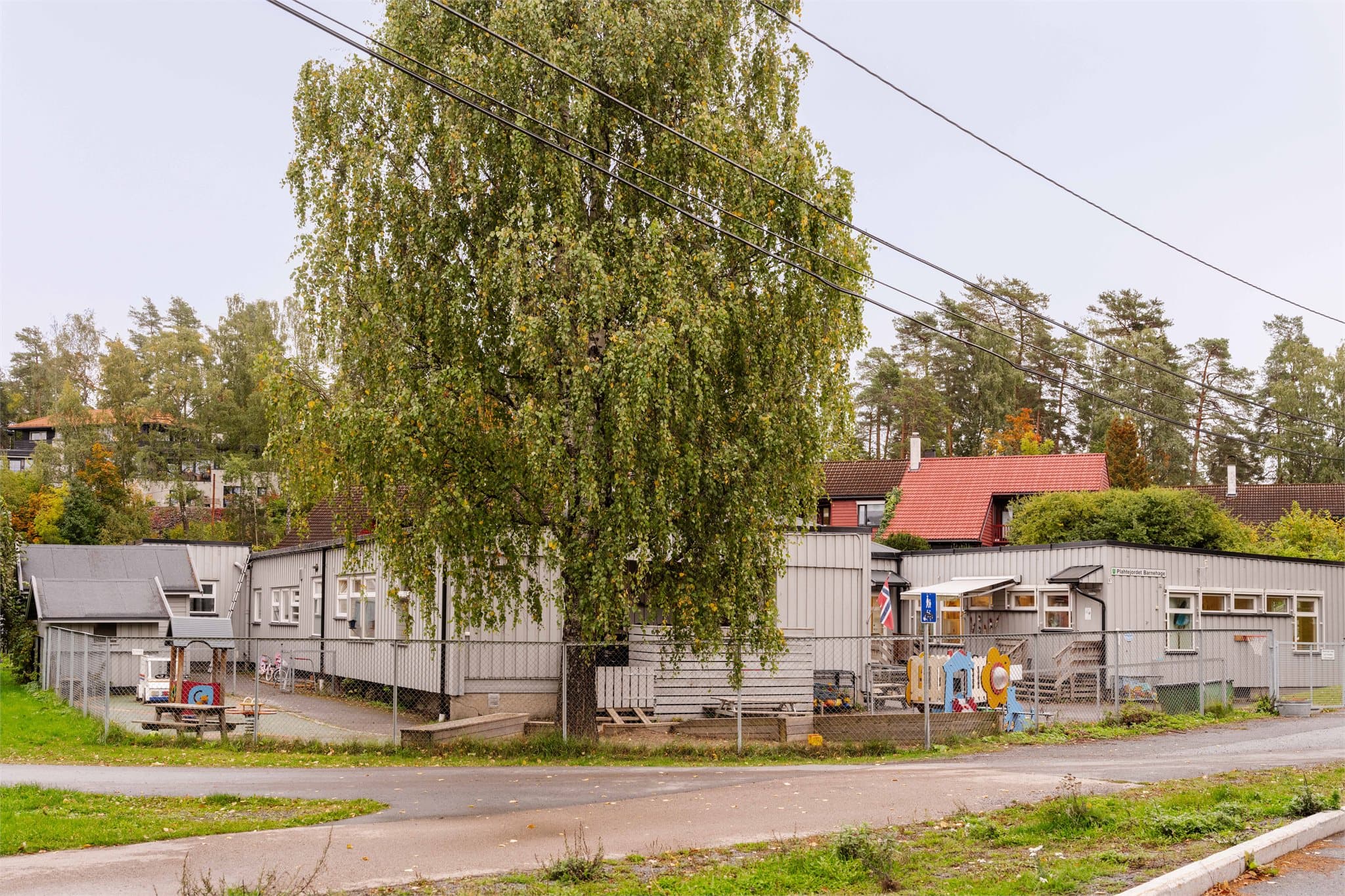 Plahtejordet barnehage ligger like ved og gir en enkel hverdagslogistikk for barnefamilier.