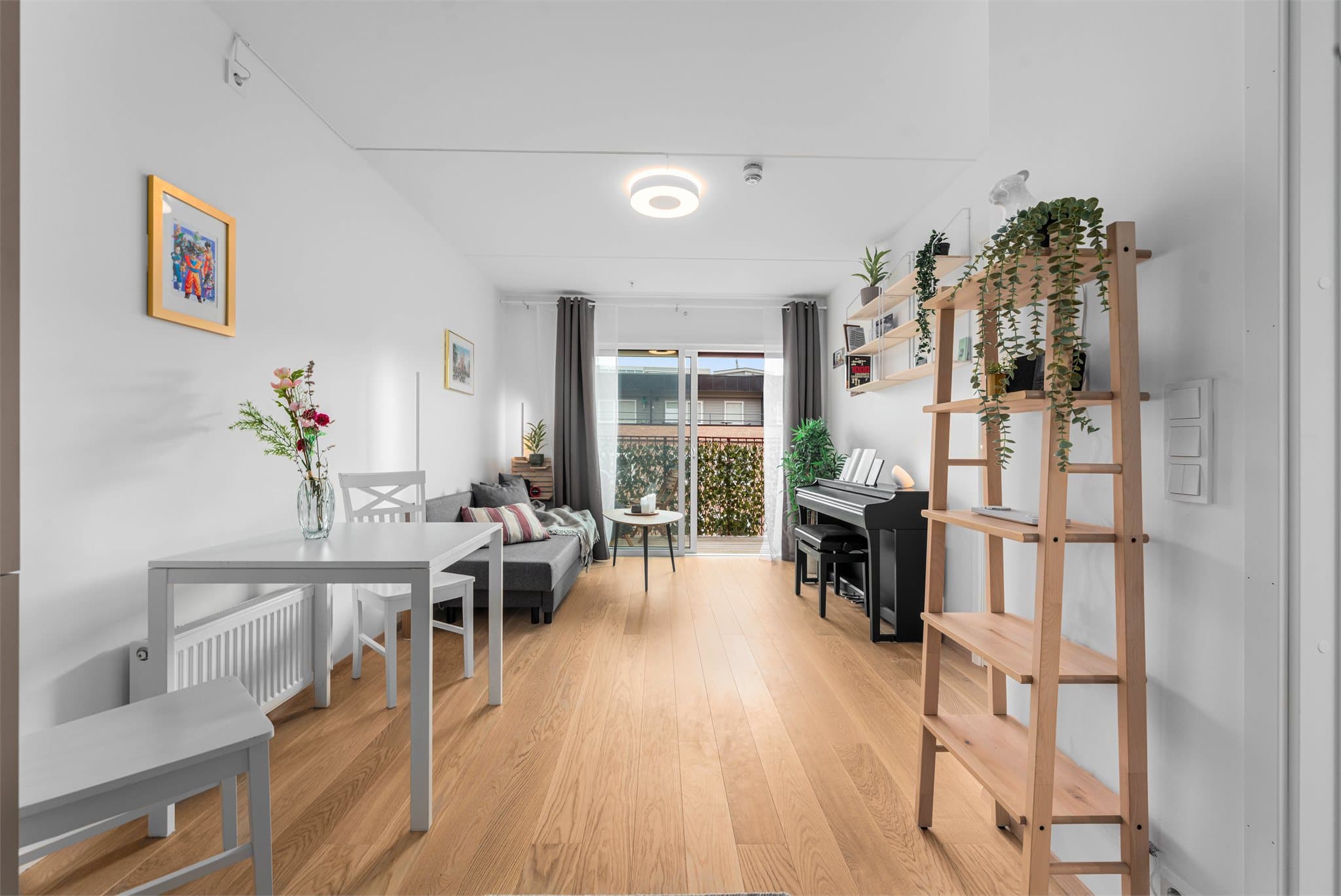 Leiligheten har en god og arealeffektiv planløsning med god plass til møblering med både sofa og spisebord
