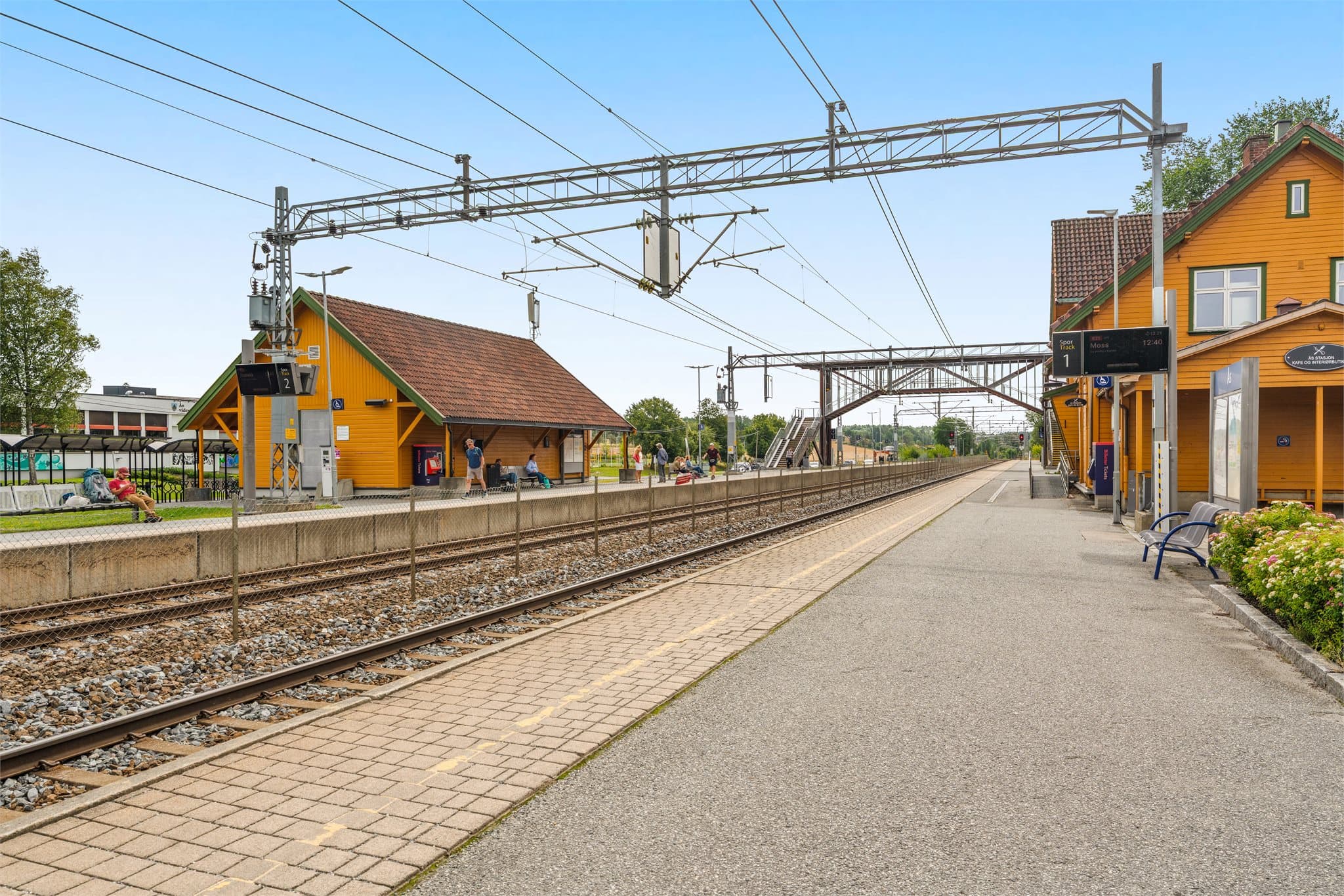 Umiddelbar nærhet til Ås stasjon hvor toget tar deg til Oslo S på bare ca. 20 minutter! Kort vei også til universitetet i Ås!