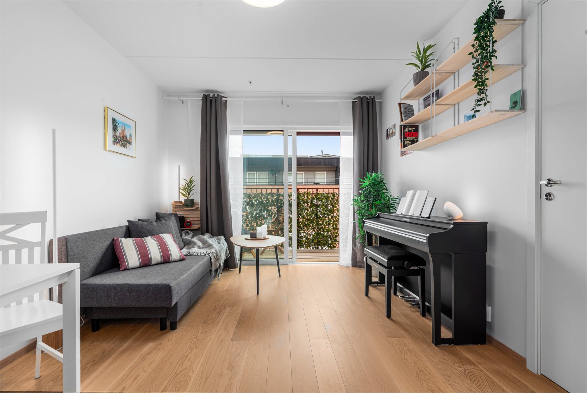 Det er 1-stavs parkett på gulv og malte flater. God plass til møblering med både sofa og tv og praktisk skyvedør ut til balkong