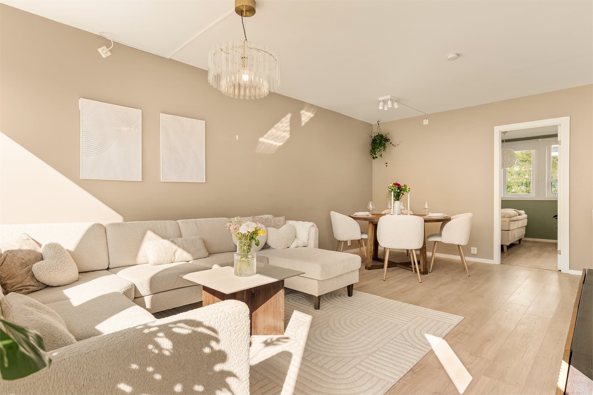 - Rommets utforming gir plass til sofa- og spisegruppe i hver sine naturlige soner -