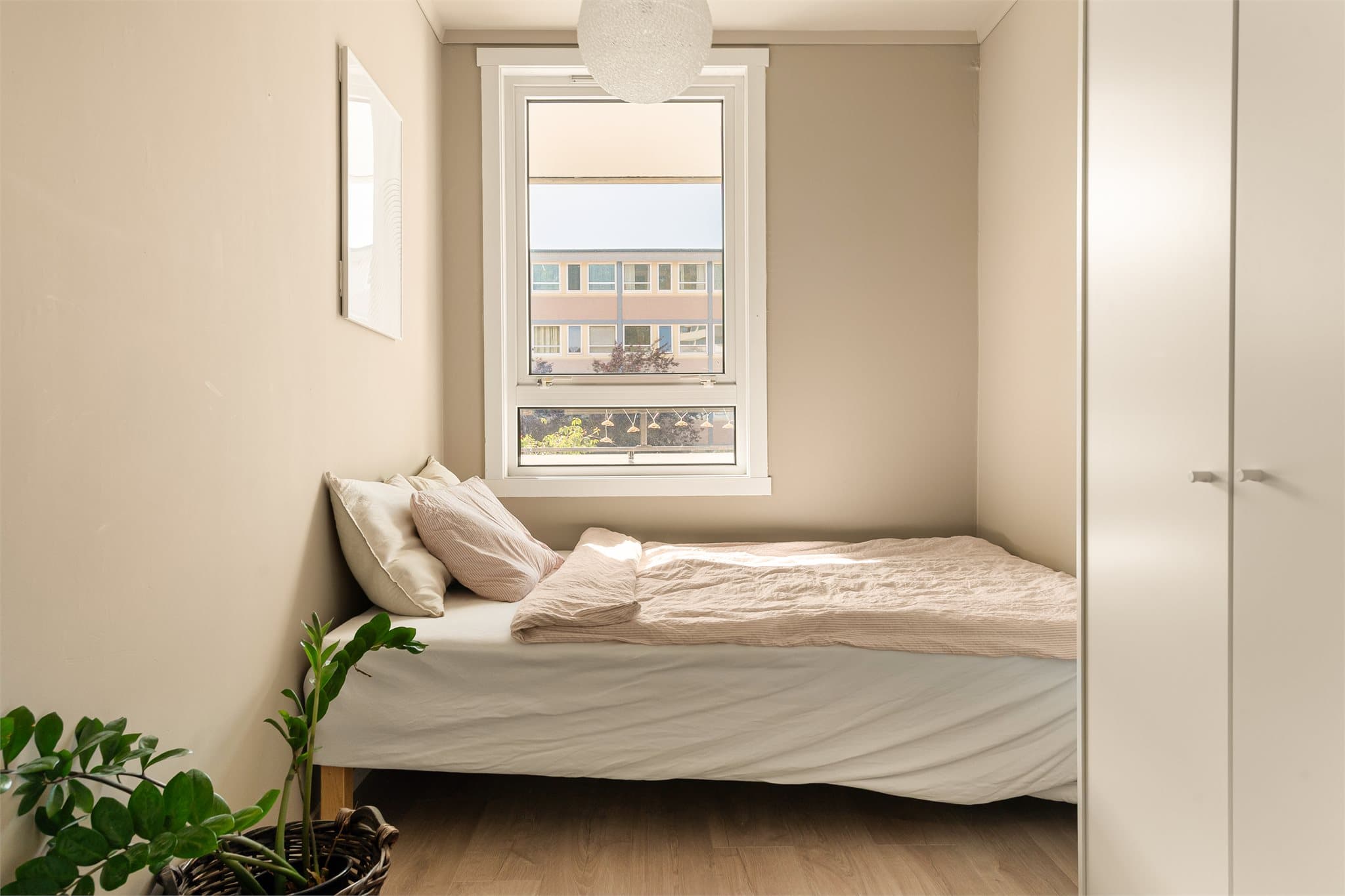 - De to andre soverommene måler hhv. 8,6 m² og 6,6 m²