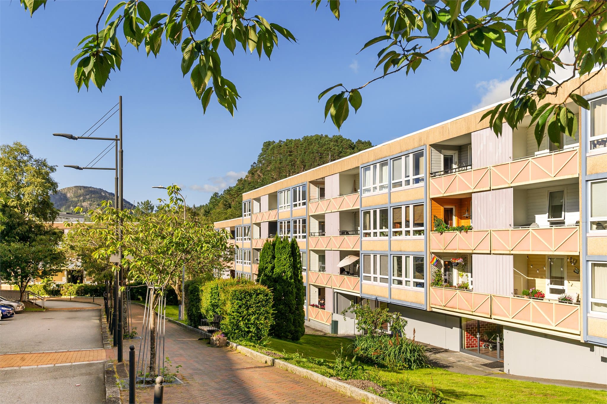 - Området er rolig og barnevennlig med gangavstand til barnehager og skoler -