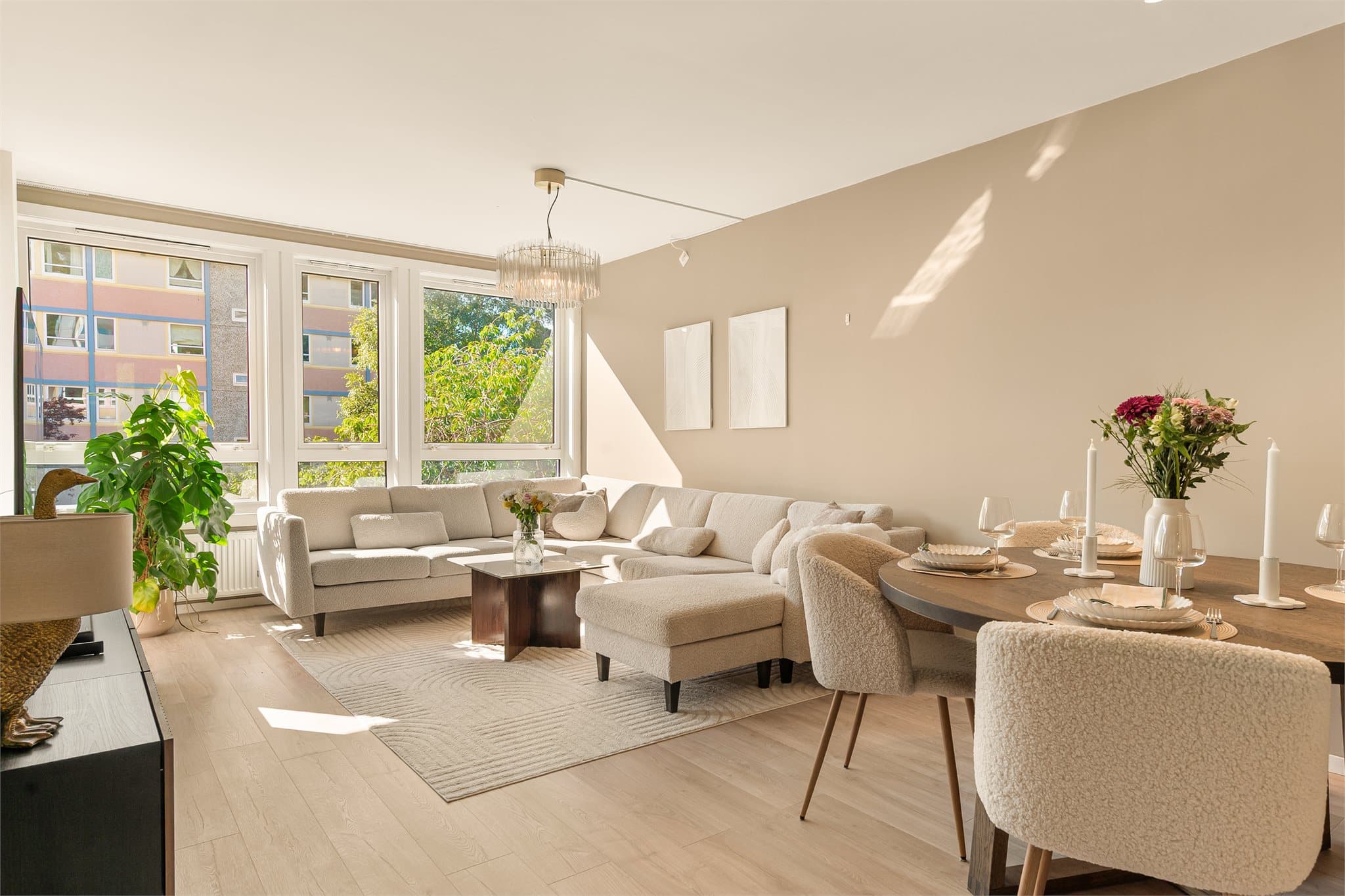 - Leiligheten har et BRA-i på 73m² og inneholder entré, kjøkken, stue, 3 soverom og bad. Dette er en lys og innbydende leilighet med gode kvaliteter og vesentlige påkostninger fra 2022 -