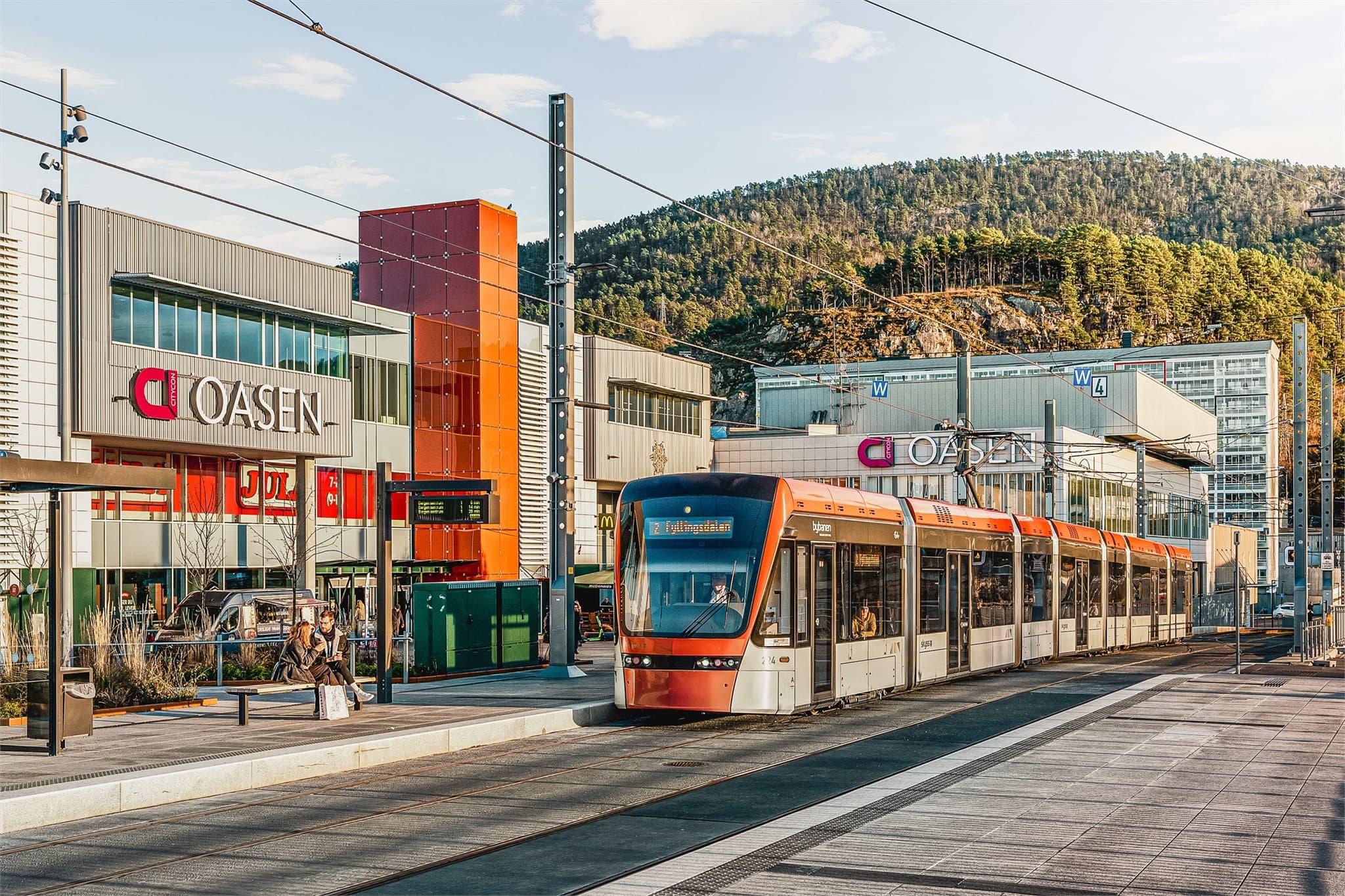 - Med bybanen er det kort og lett reisevei fra Oasen direkte til Haukeland og Haraldsplass sykehus, samt videre til Bergen. Det er hyppige avganger av busser fra den nye Fyllingsdalen Terminal mot sentrum, Flesland m.m -