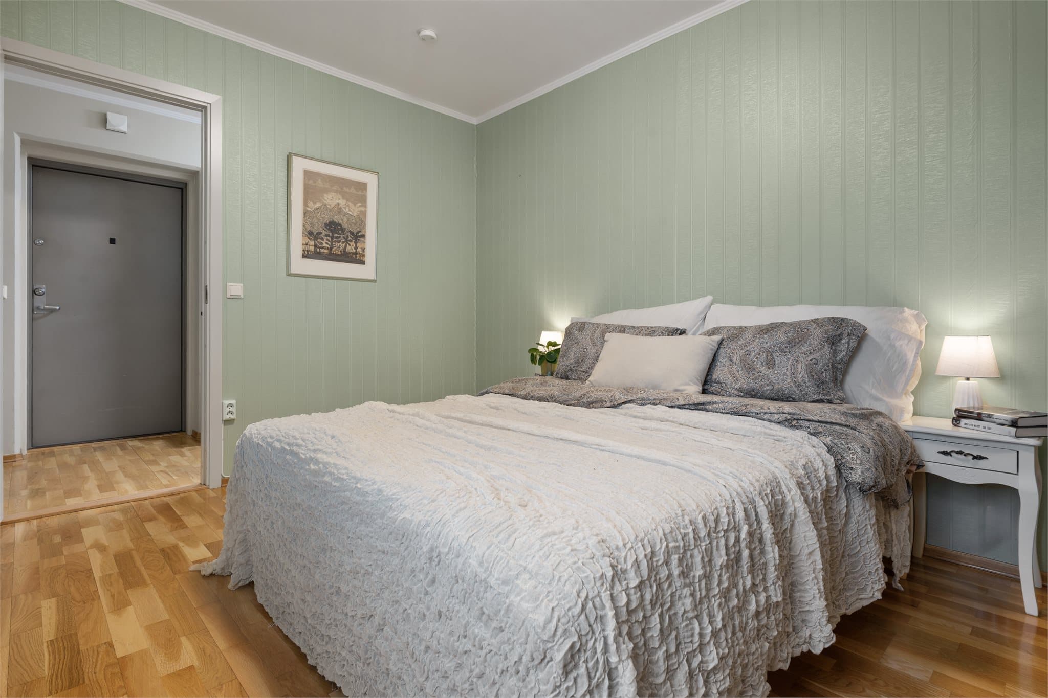 Veggene er malt i en behagelig lys grønntone som skaper en rolig og harmonisk atmosfære – et perfekt rom for hvile og avslapning.