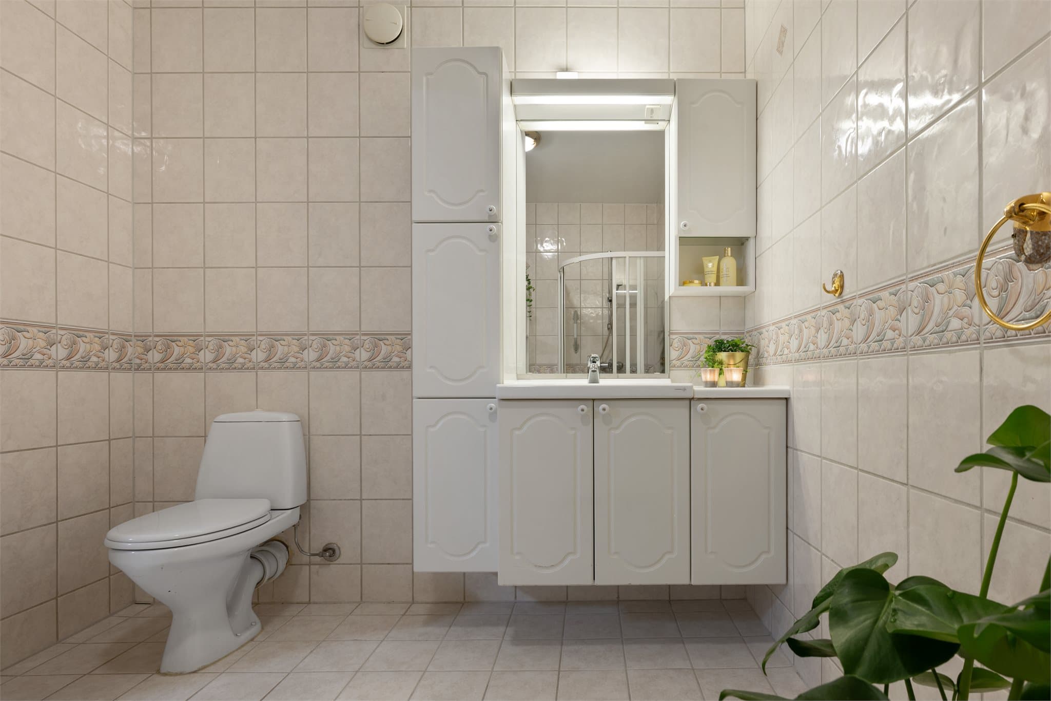 Badet har delvis helservant på baderomsskap og stående klosett.