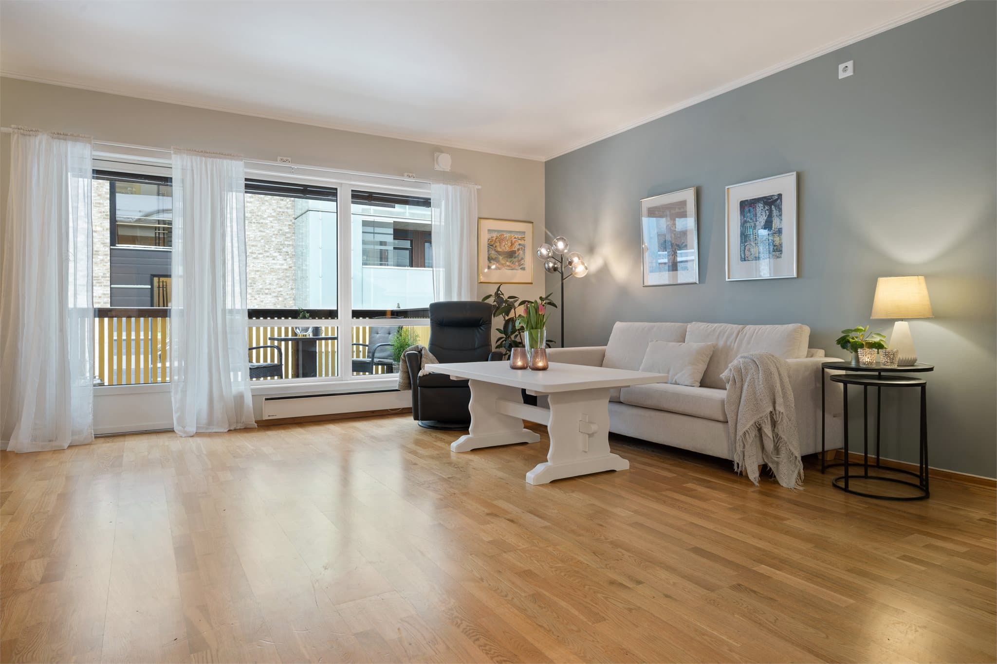 Herfra er det direkte utgang til en trivelig balkong med fliser på gulv – et herlig uteområde som forlenger stuen og gir en perfekt ramme for avslapning og hyggelige stunder i sommerhalvåret.