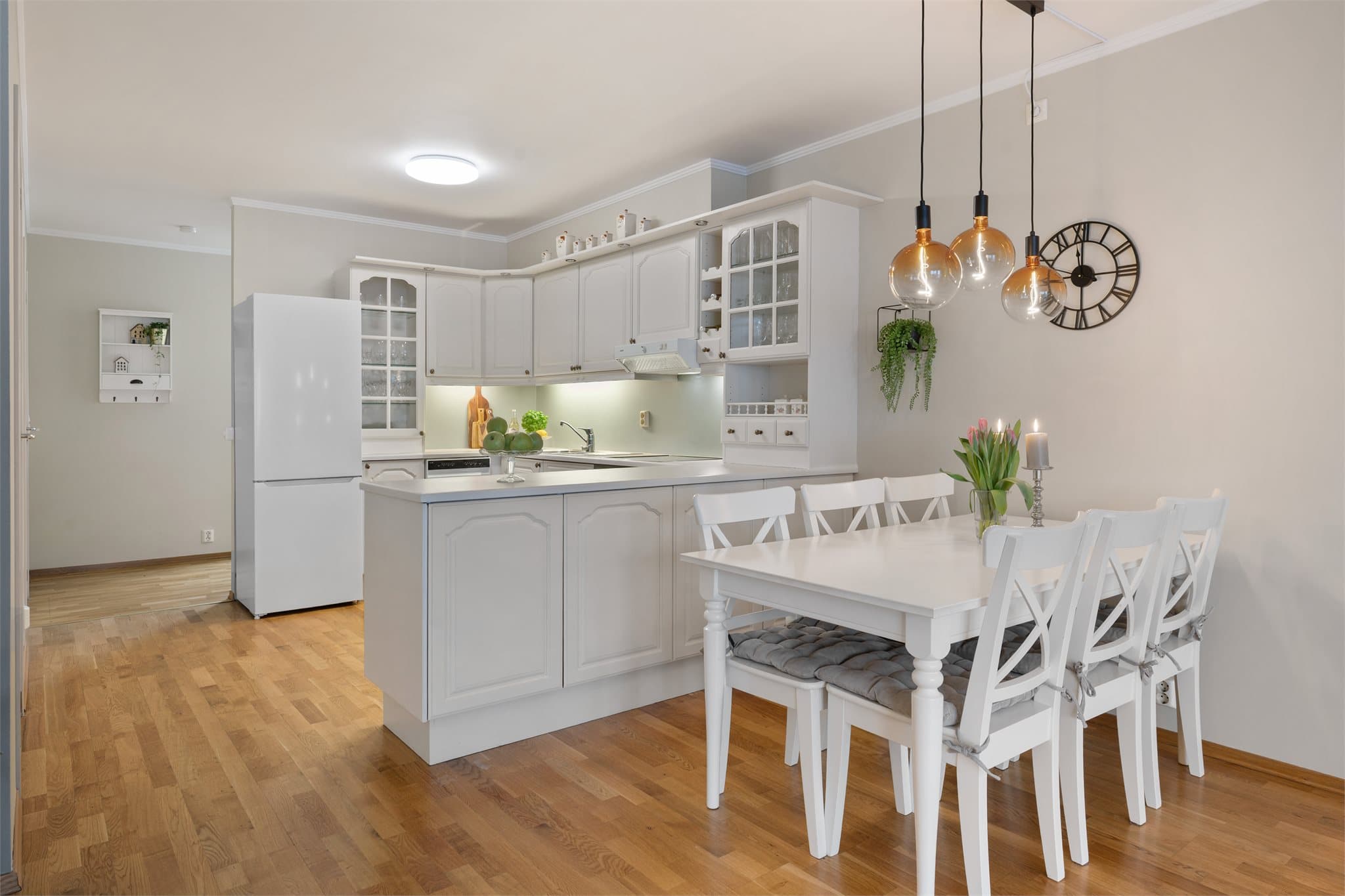 Delvis integrerte hvitevarer sørger for et helhetlig preg, mens frittstående kombiskap for kjøl og frys gir god kapasitet.