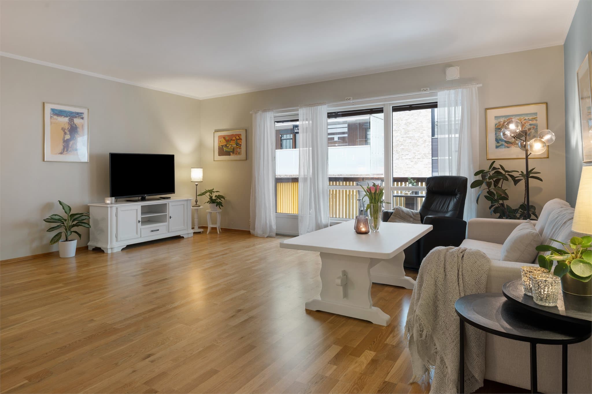 Gjennomgående velholdte flater med malte vegger og 3-stavs parkett på gulv gir et tidløst og pent uttrykk som det er lett å innrede etter egen stil.