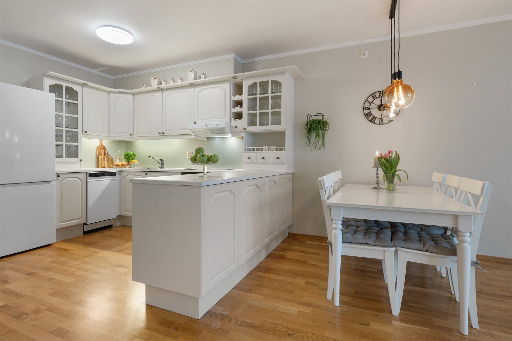 Trivelig spisestue i naturlig forlengelse av kjøkkenet, med god plass til spisebord og hyggelige måltider sammen med familie og venner.