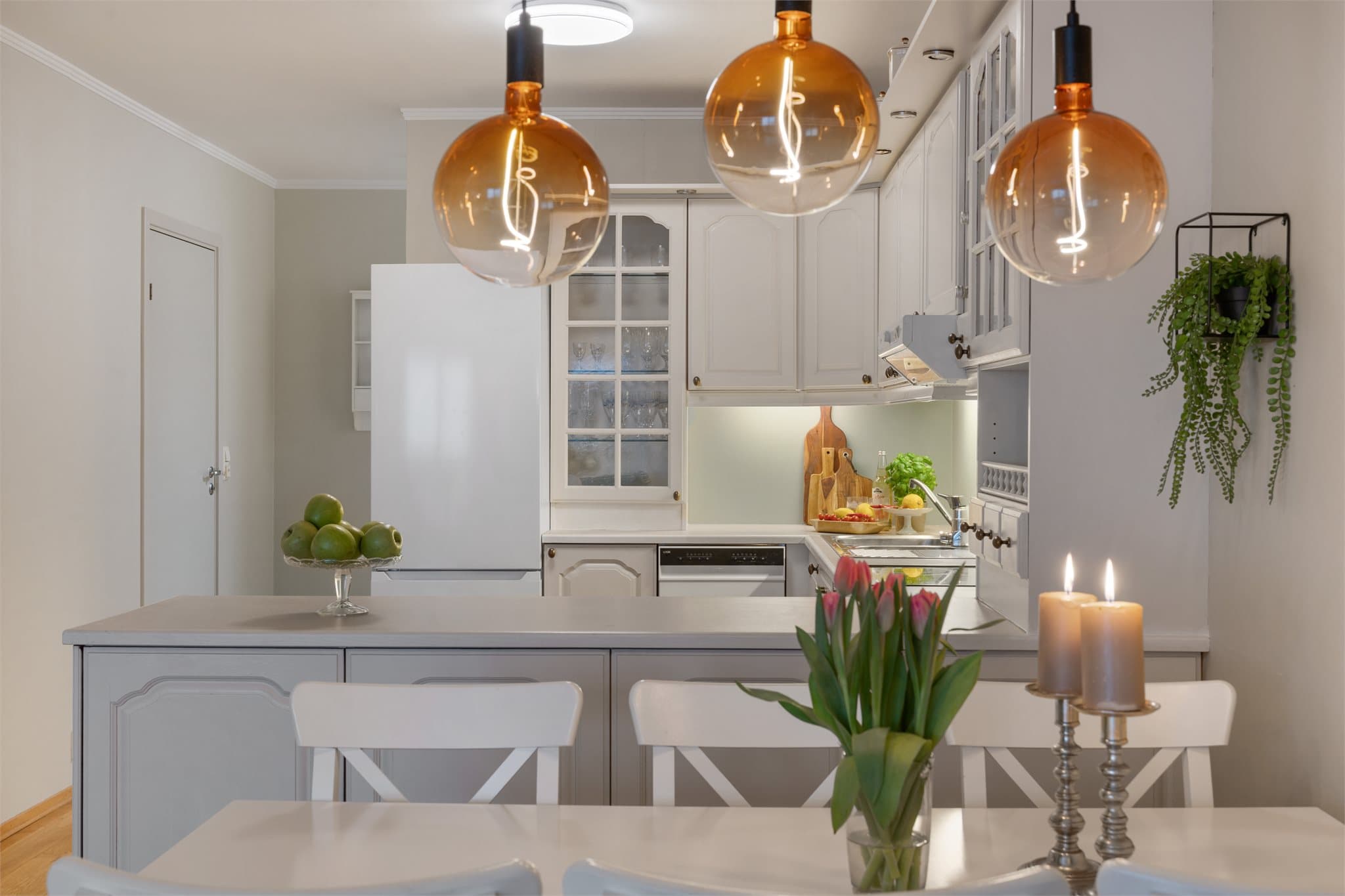 Den åpne løsningen skaper en sosial og innbydende atmosfære, perfekt for både hverdagsmiddager og lange, gode kvelder rundt bordet.