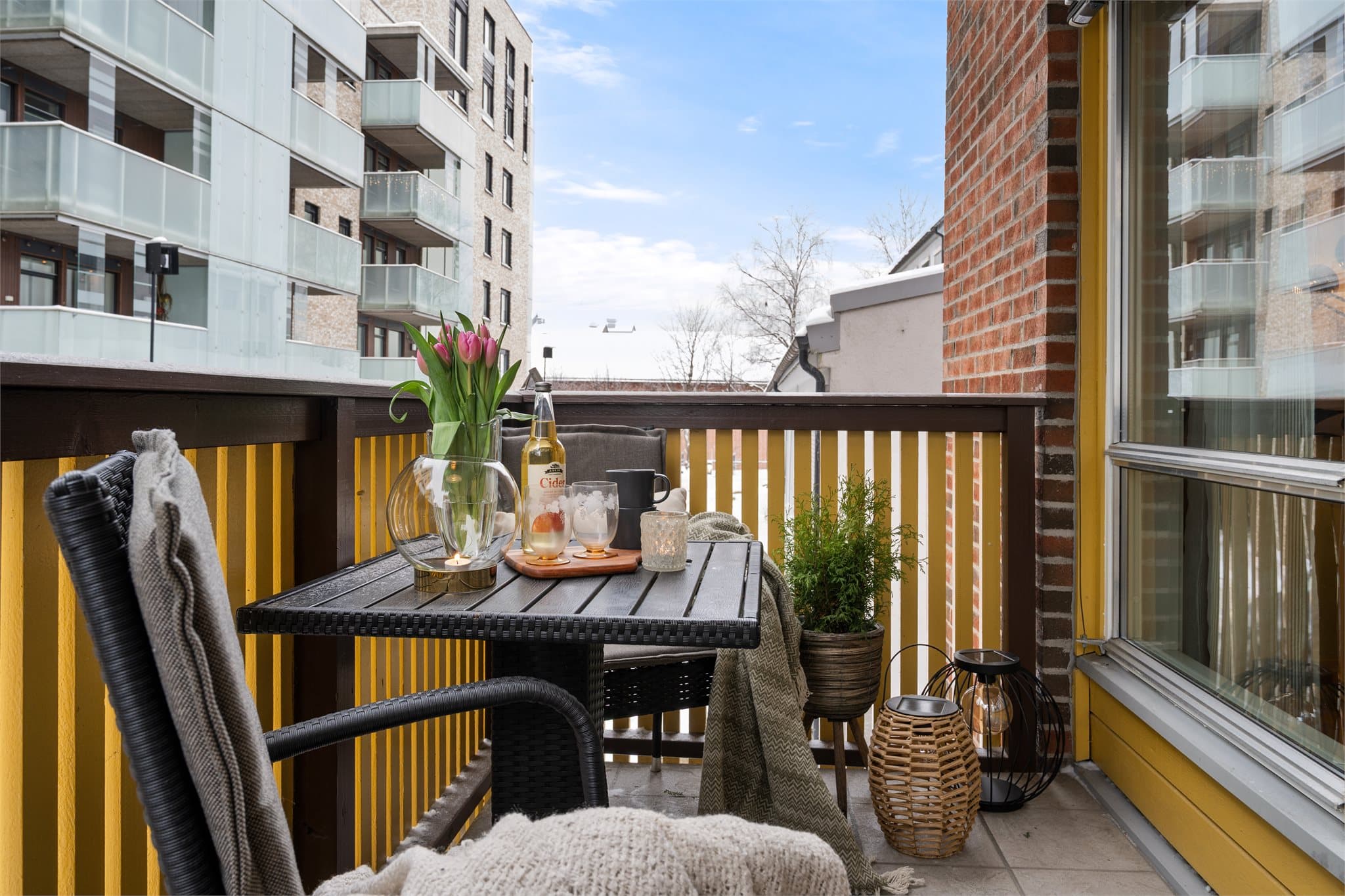 Det er plass til en mindre sittegruppe eller kafésett med bord og stoler, grill og beplantning.