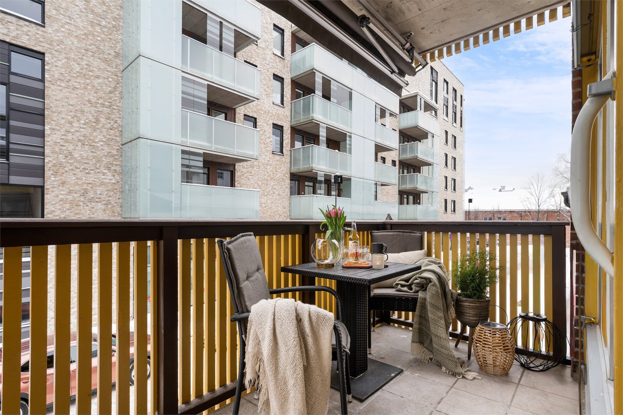 Trivelig og innbydende balkong med fliser på gulv og attraktiv plassering på enden av bygget, vendt ut mot en rolig sidegate.