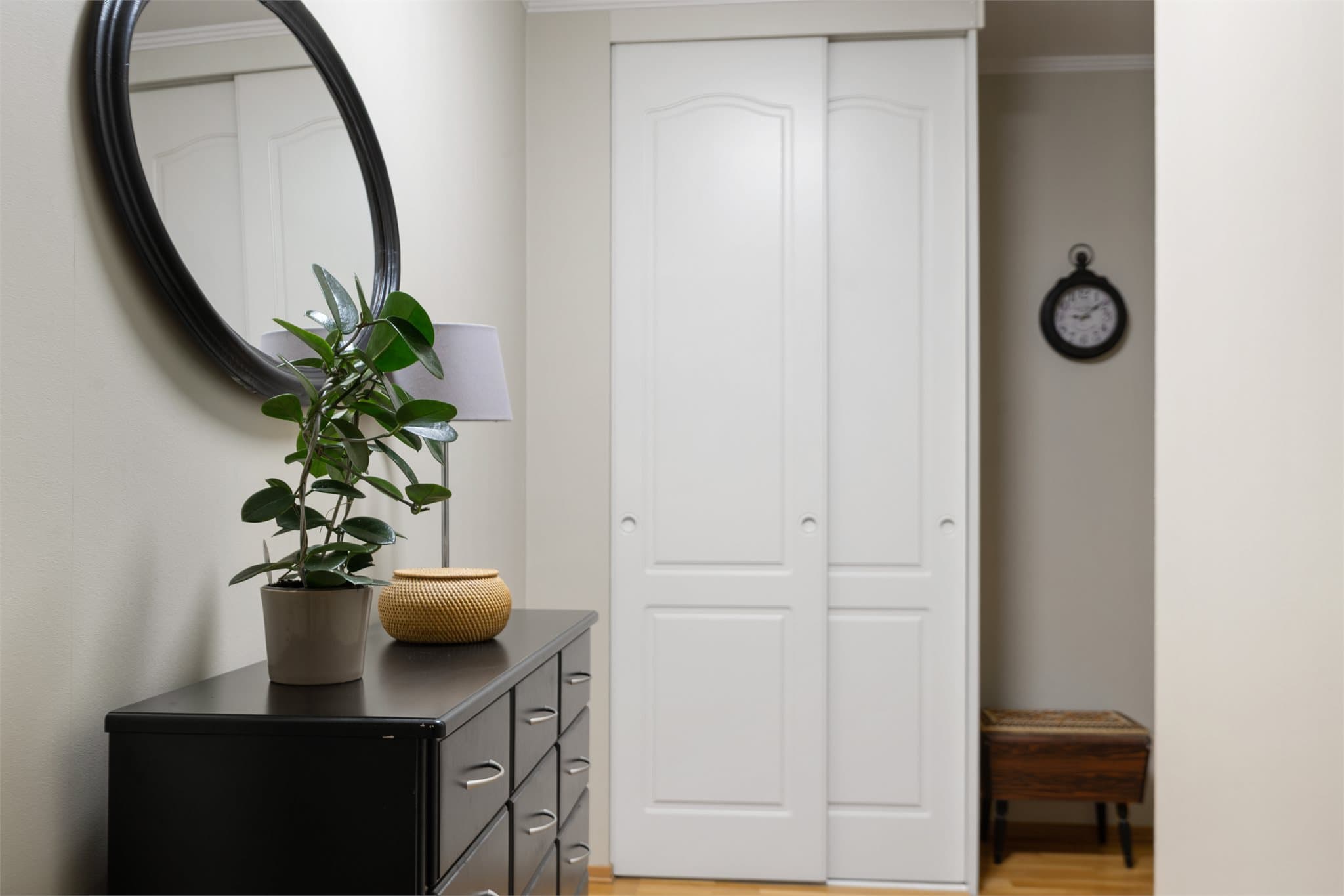 I tillegg er det en smal, plassbesparende skyvedørsgarderobe som gir smart oppbevaring av yttertøy og tilbehør.